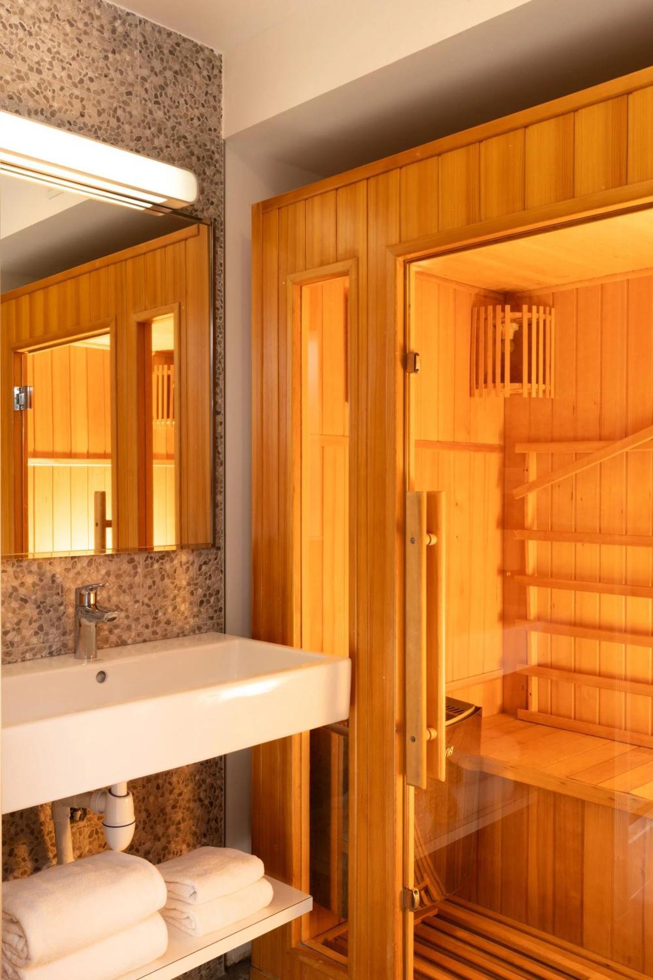 Deluxe Sauna Suite