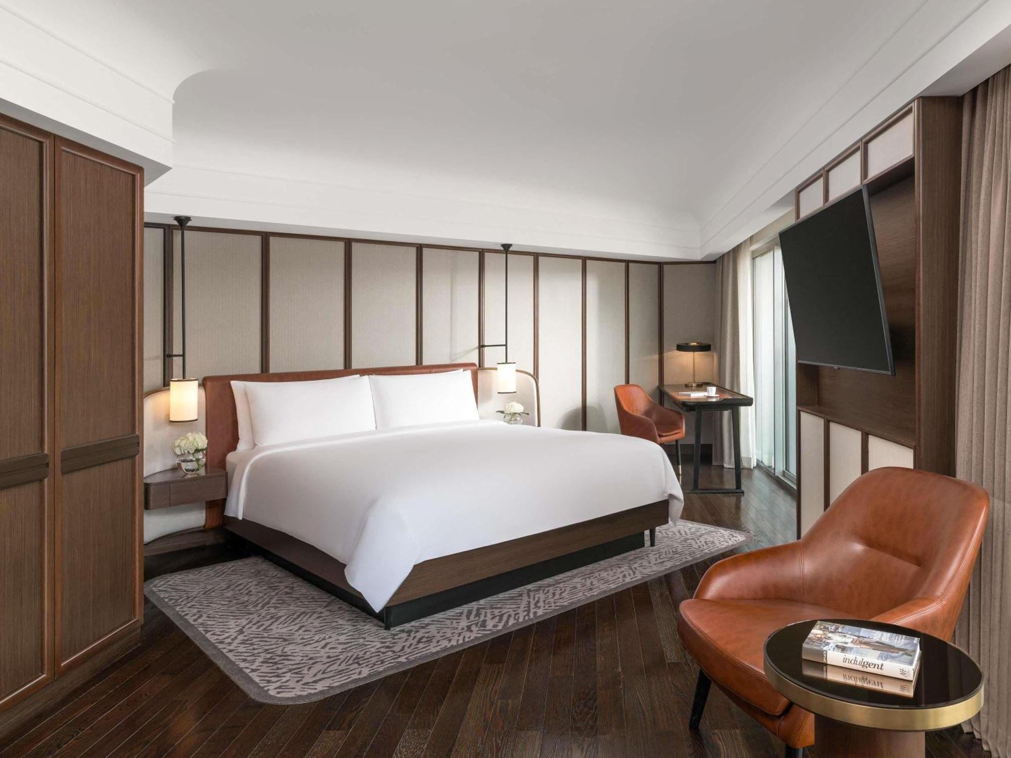 Signature Salon Suite 1 King Two Balconies Separate Lounge,1717014301:JPEG