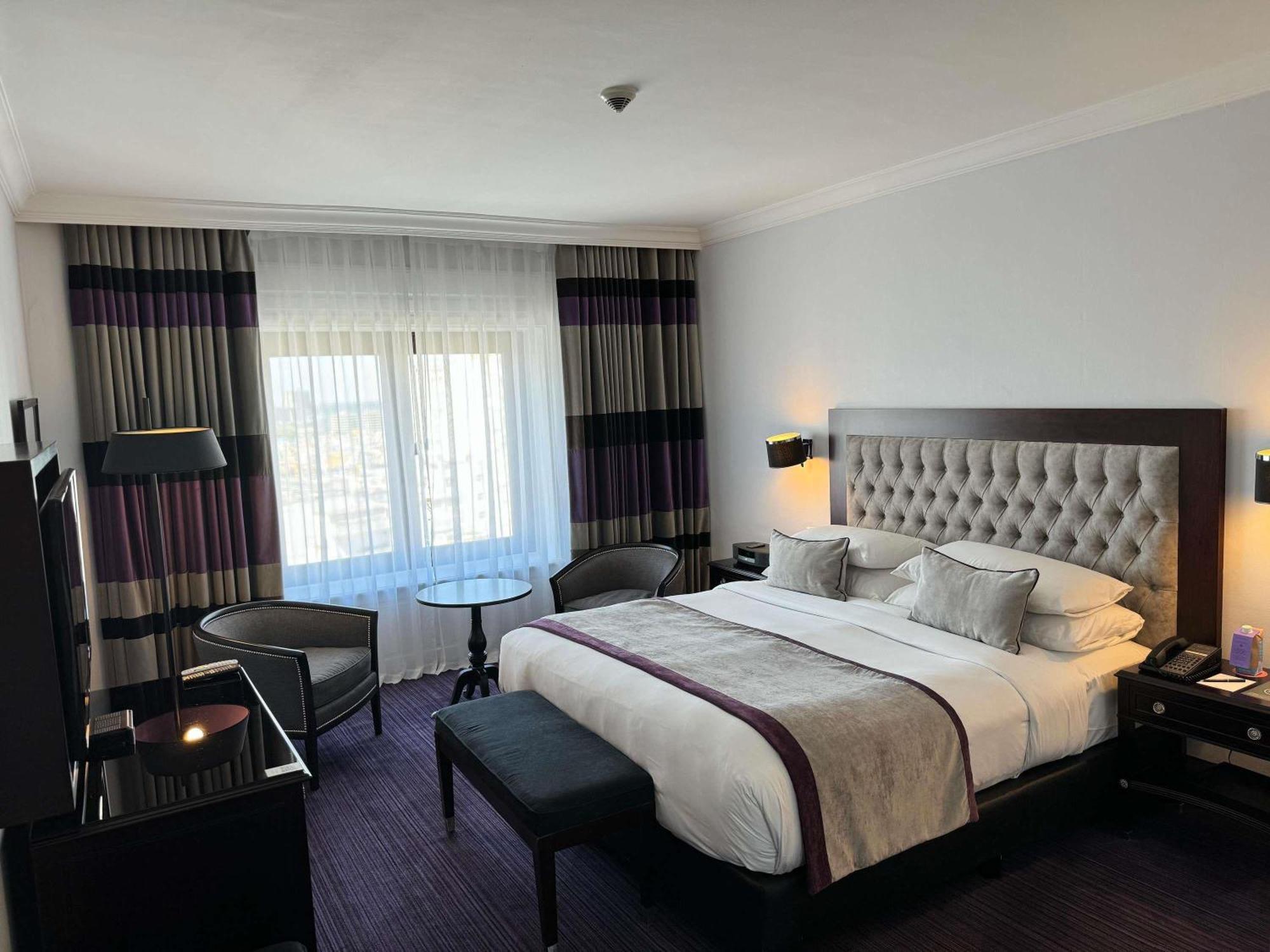 Junior Queen Suite City View