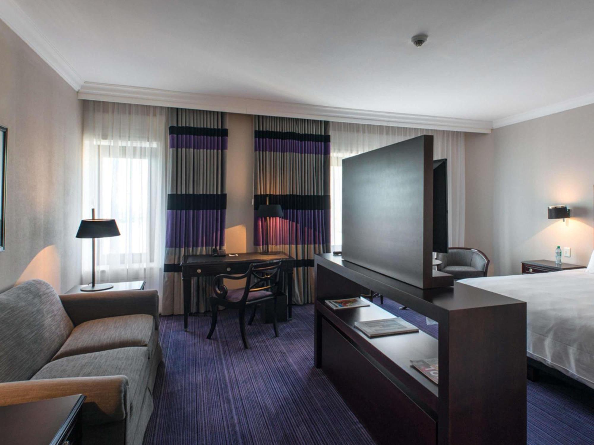 Junior Queen Suite City View