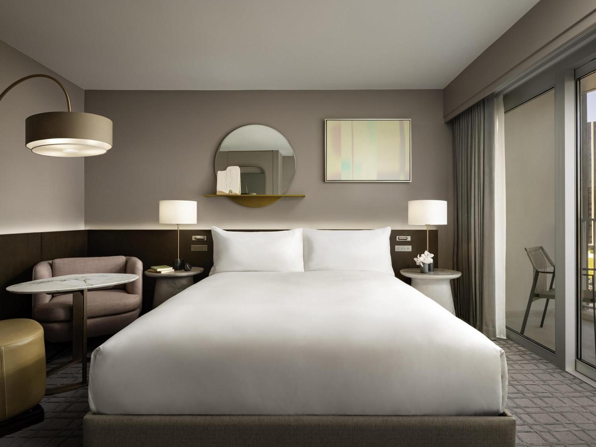 Habitación Fairmont con cama extragrande, bañera y balcón