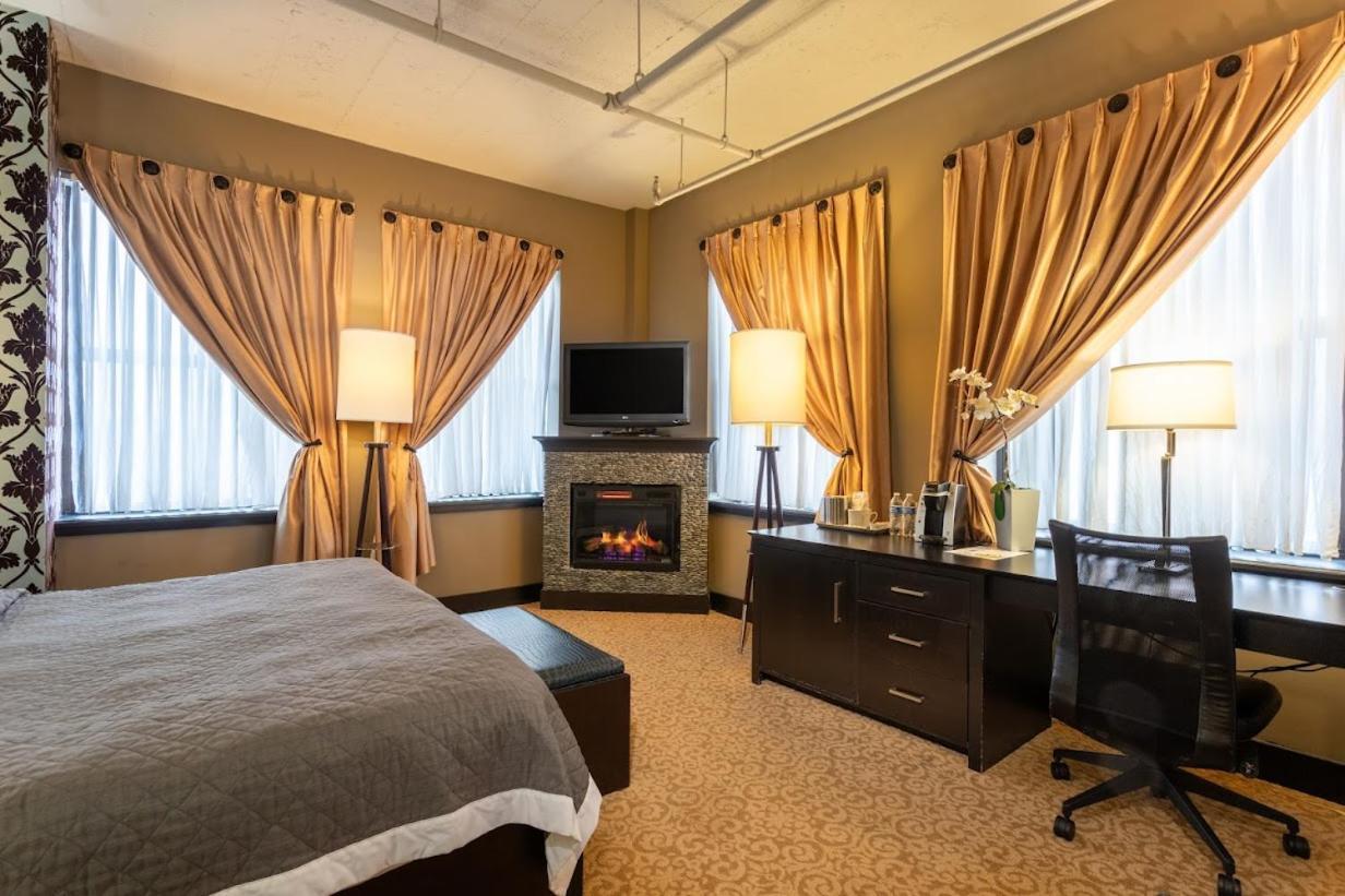 King Room Fireplace Accessible or Non-Smoking