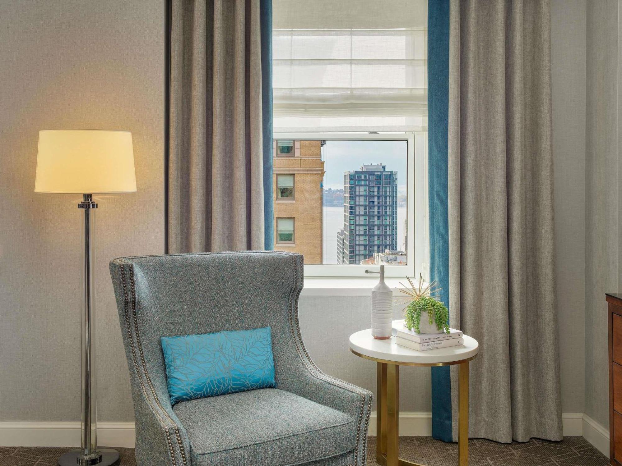 Deluxe Corner King Room
