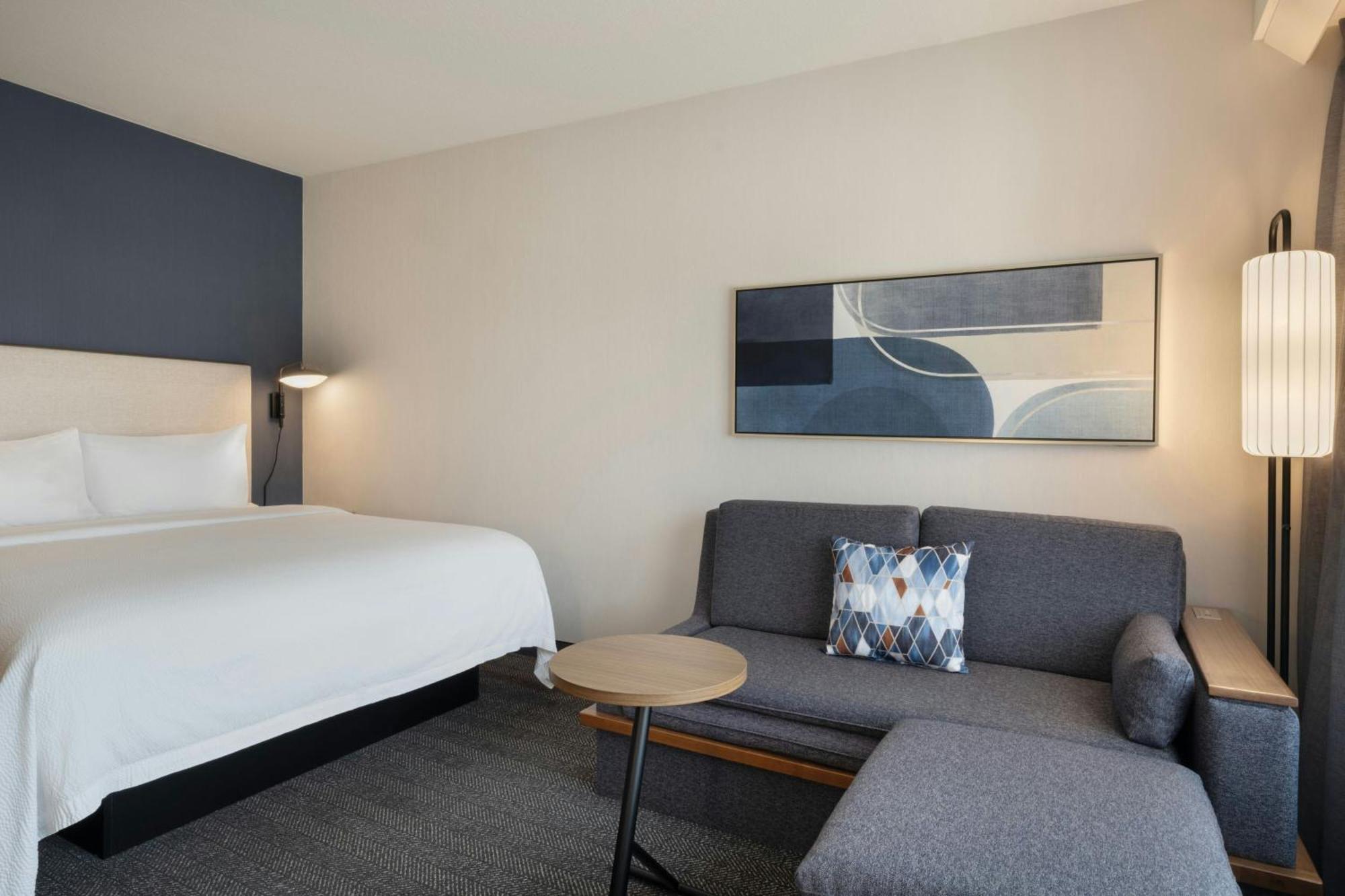 King Room Bathtub Mobility Access or Hearing Accessible