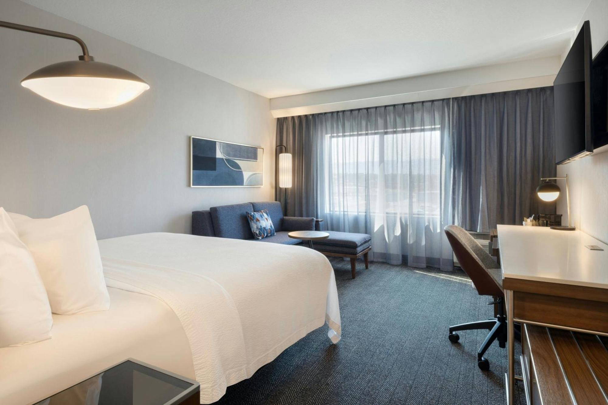 King Room Bathtub Mobility Access or Hearing Accessible