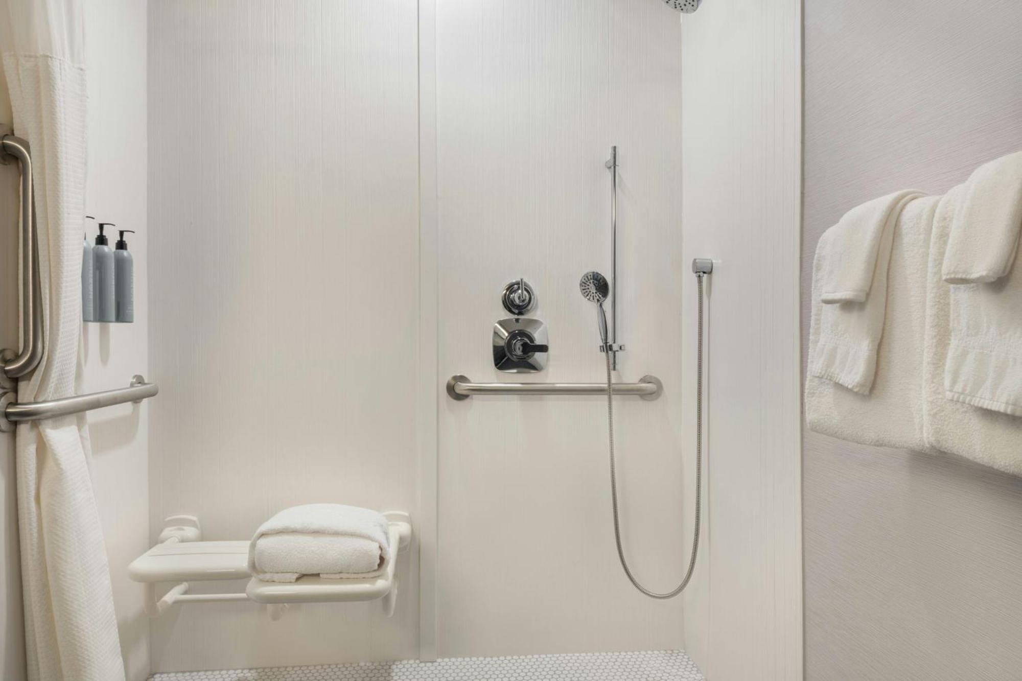 King Room Bathtub Mobility Access or Hearing Accessible