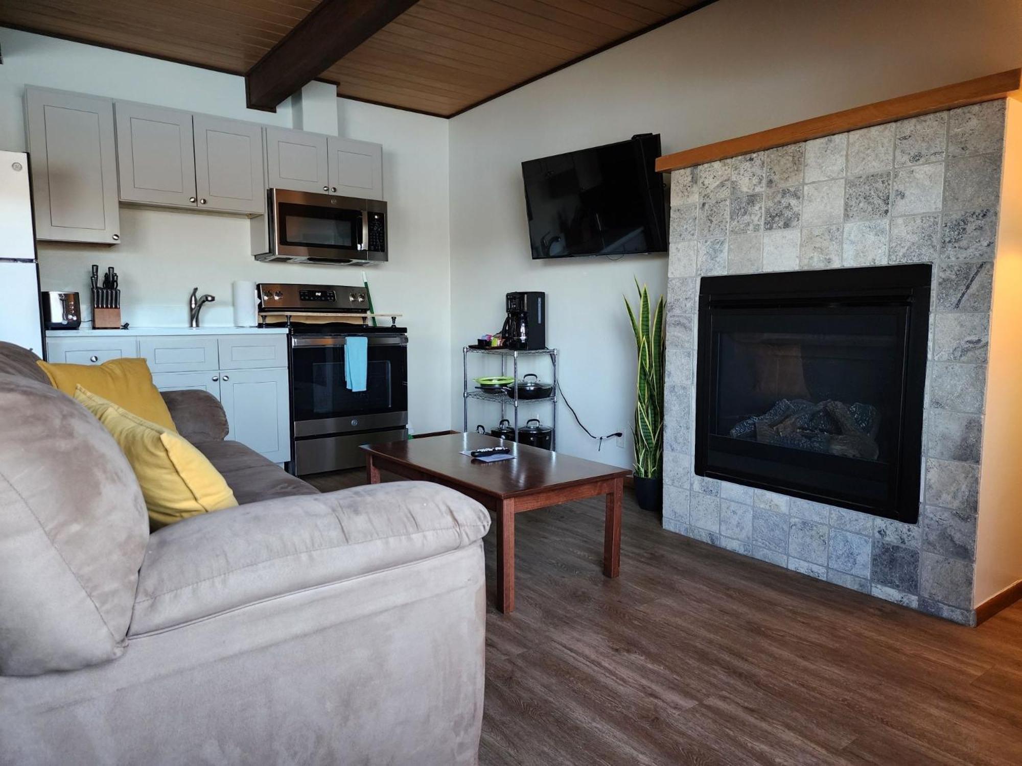 Premium 1 King Bed 1 Queen Bed Fireplace River view Kitchenette No Pets