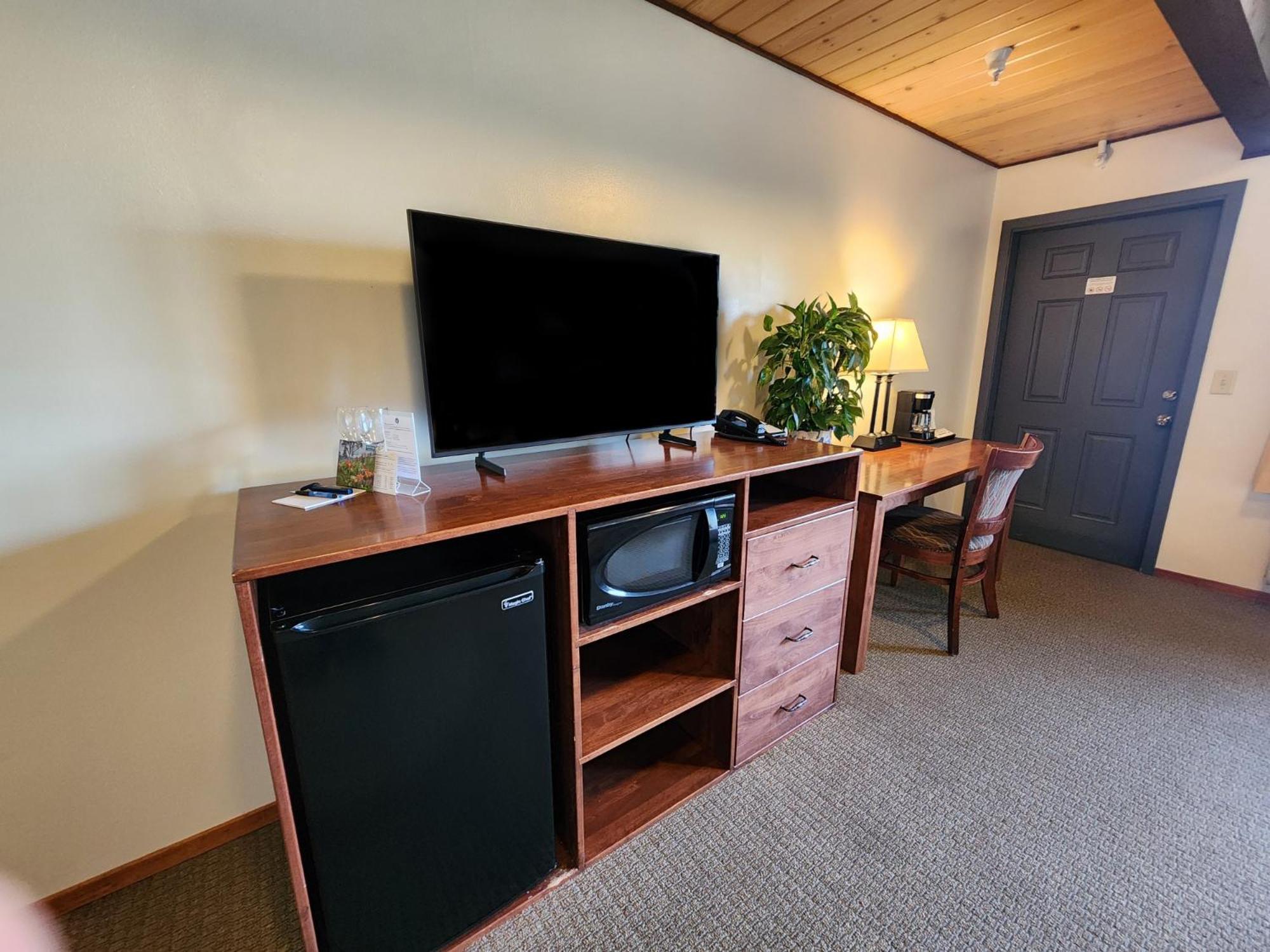 2 Queen Beds River View Balcony Pet Friendly