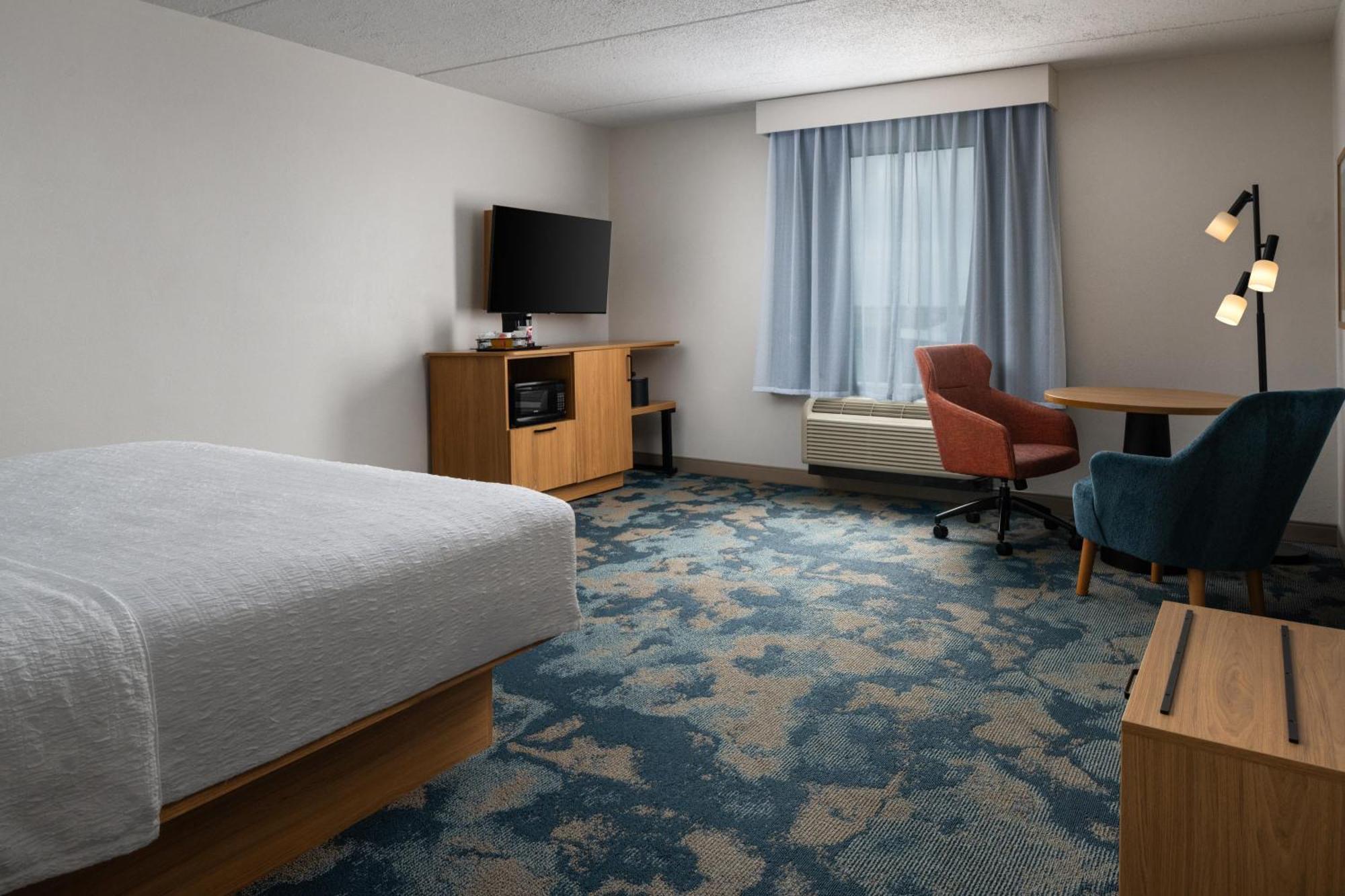 King Room Accessible Tub Mobility Hearing Access or Non-Smoking