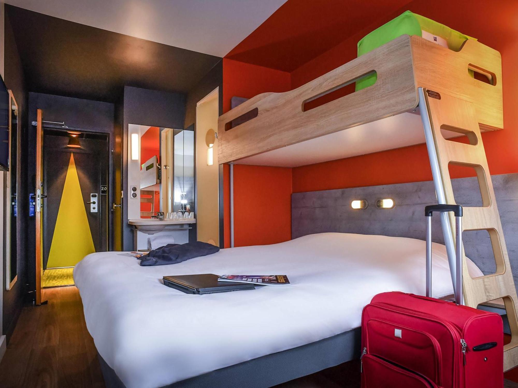 Triple Room One Double Bed One Bunk Bed,1717091362:JPEG