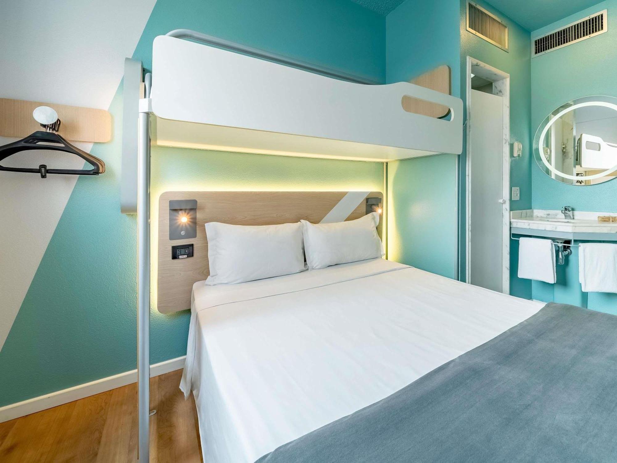 Quarto triplo superior com 1 cama de casal e 1 beliche
