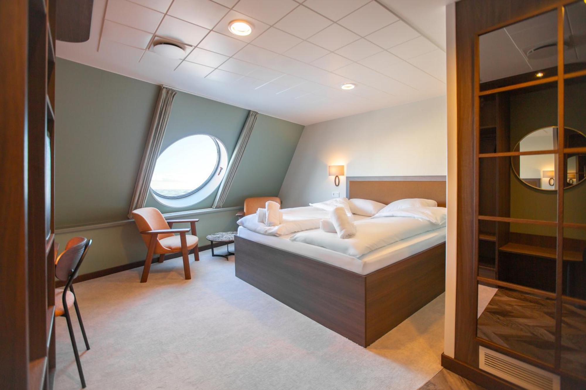 Commodore Deluxe Cabin,1772242579:JPEG