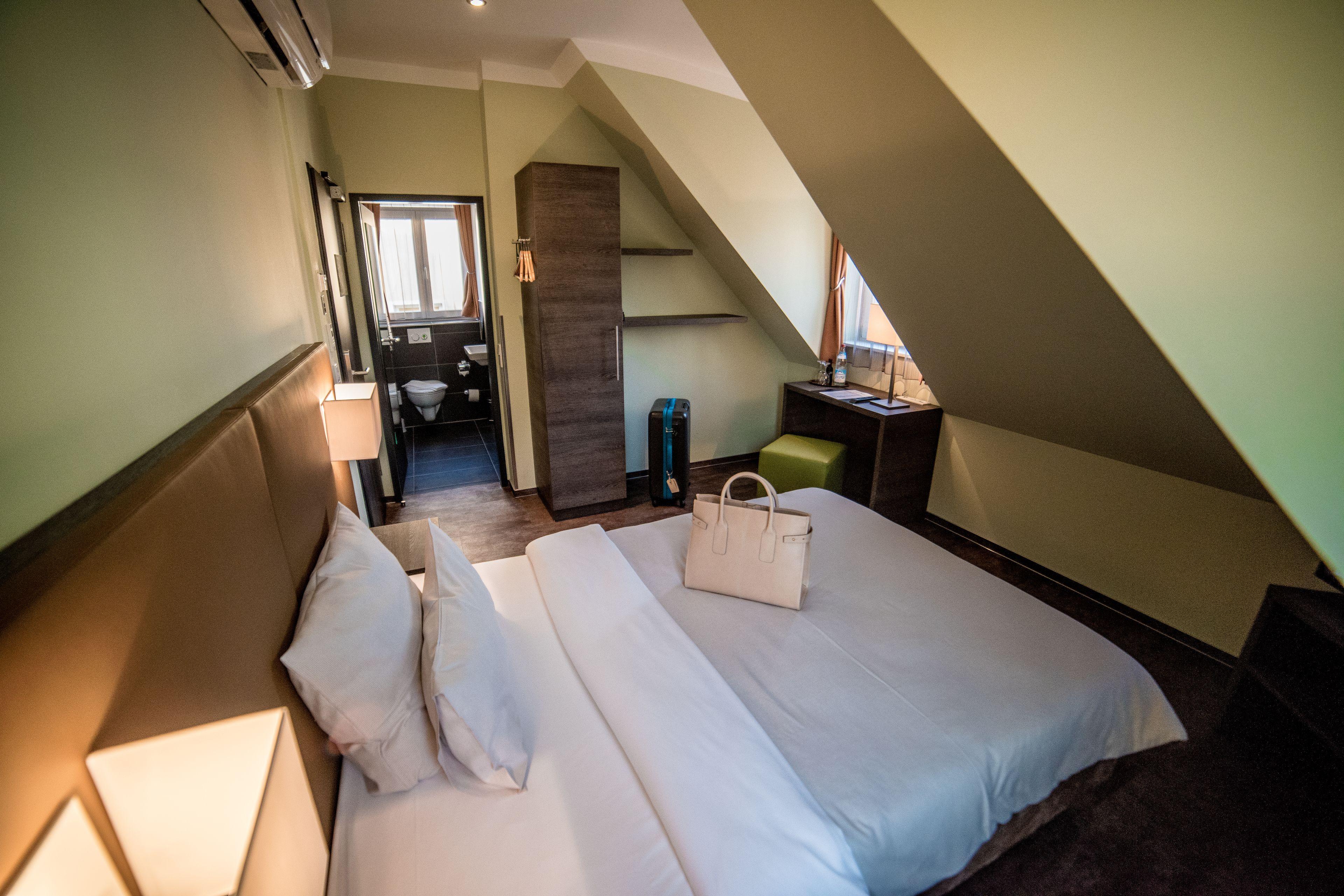 Economy Queen Room