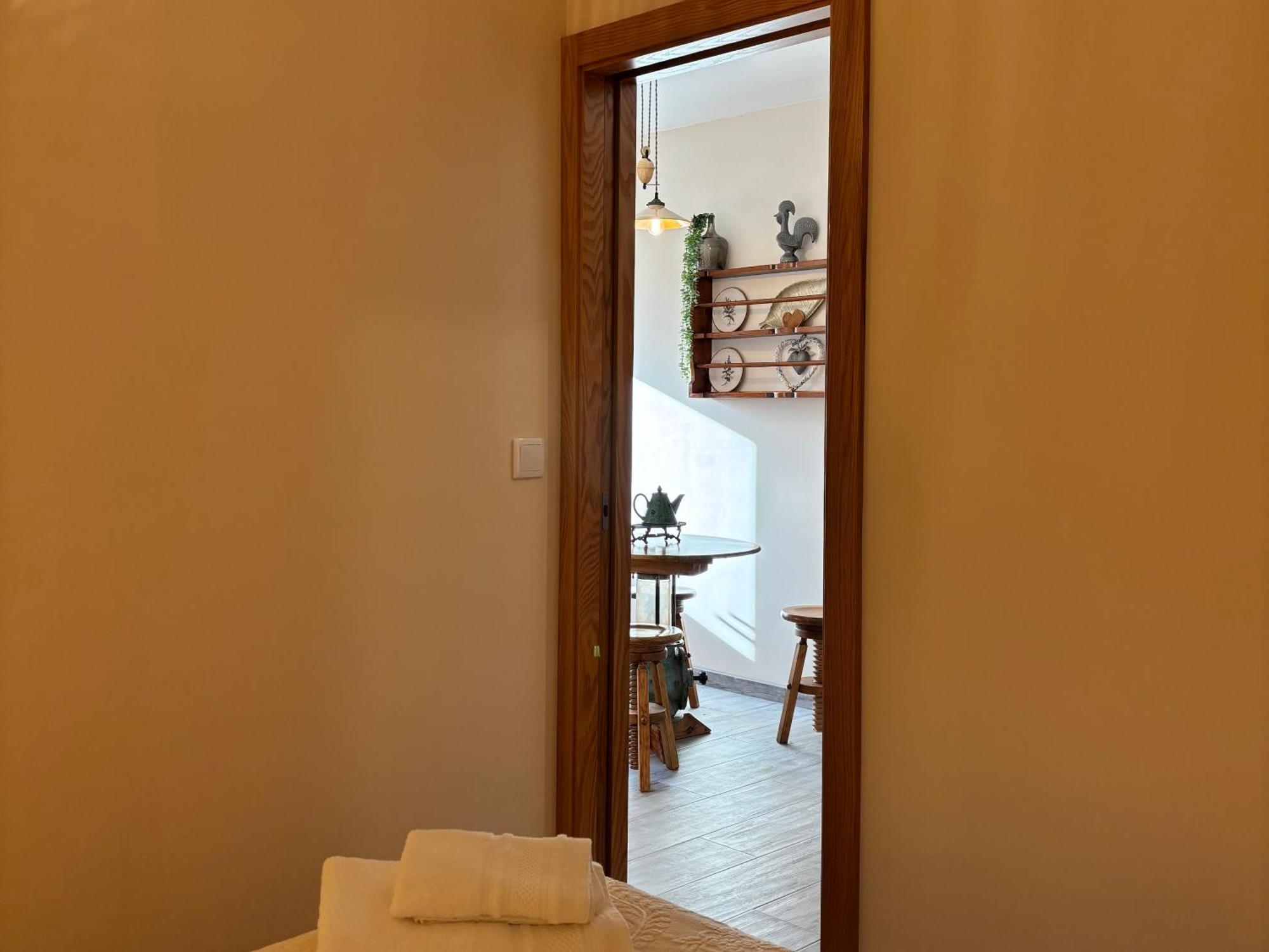 One-Bedroom Apartment Balcony Mountain View
