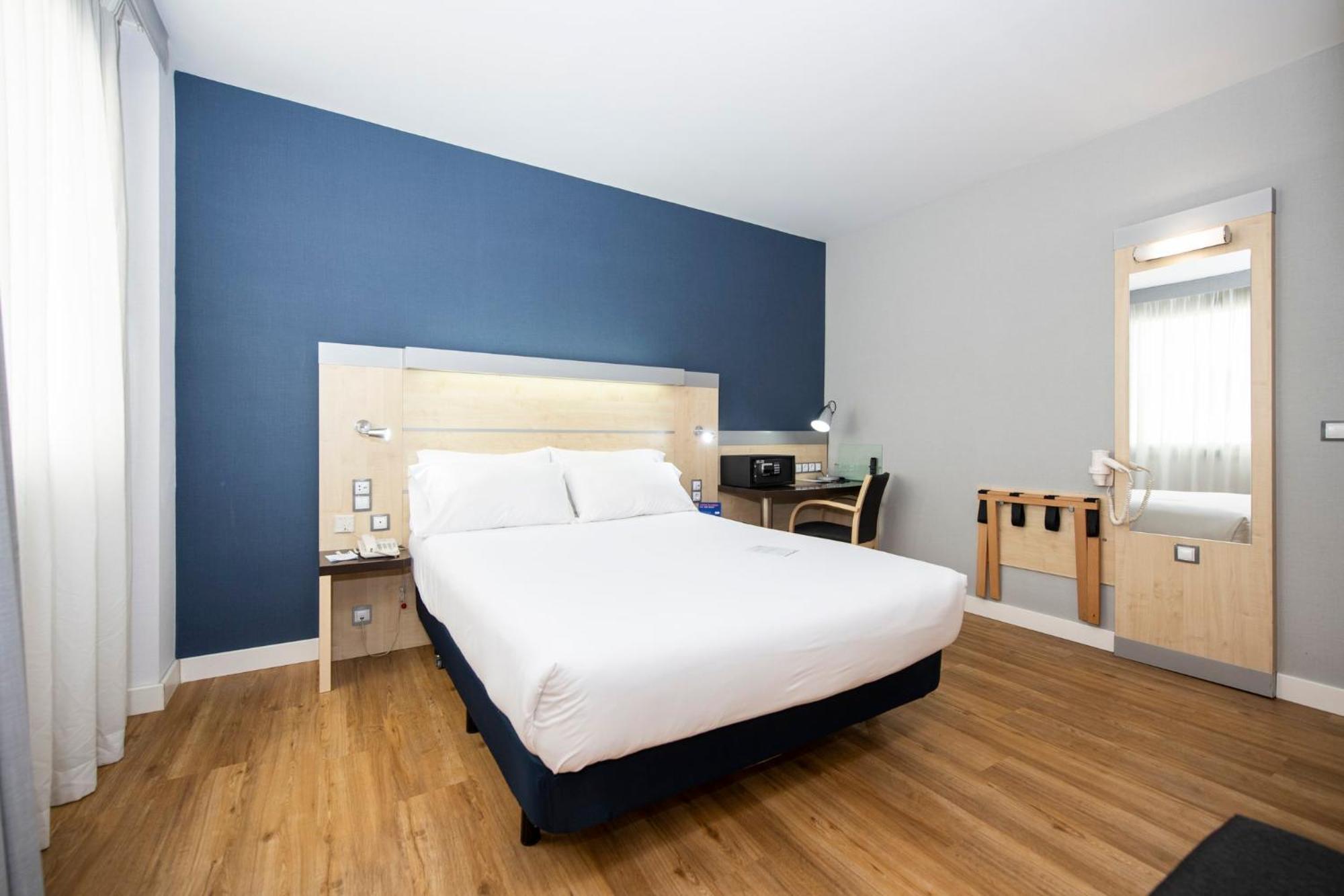 Standard Queen Room Accessible