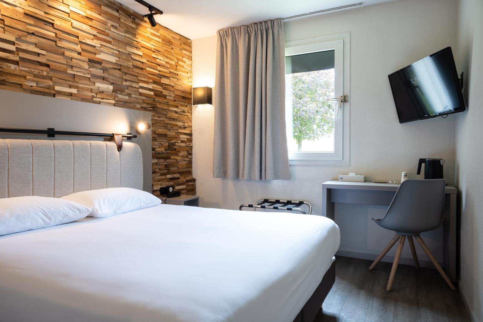 Standard Double Room Queen Bed
