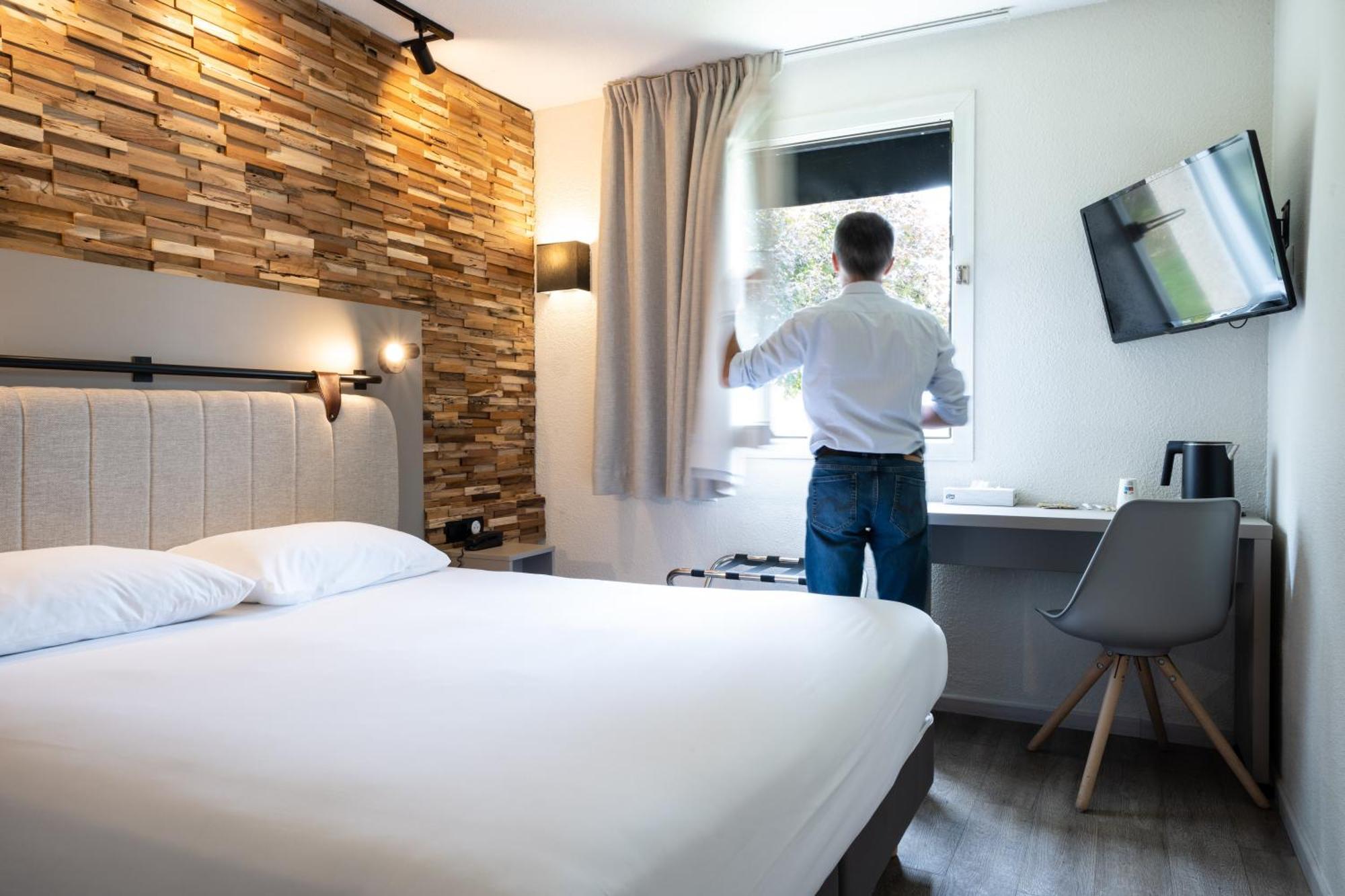 Standard Double Room Queen Bed