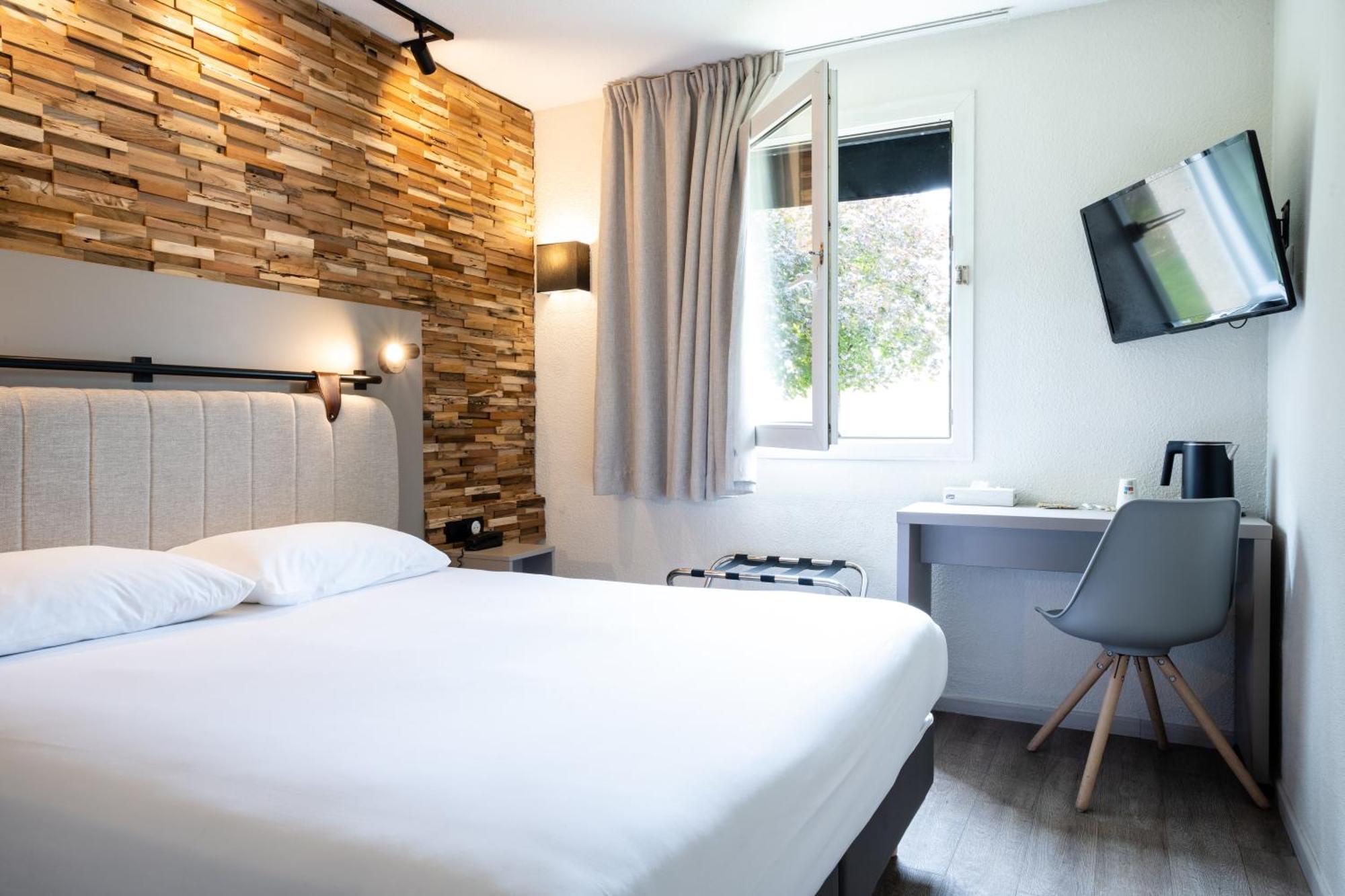 Standard Double Room Queen Bed