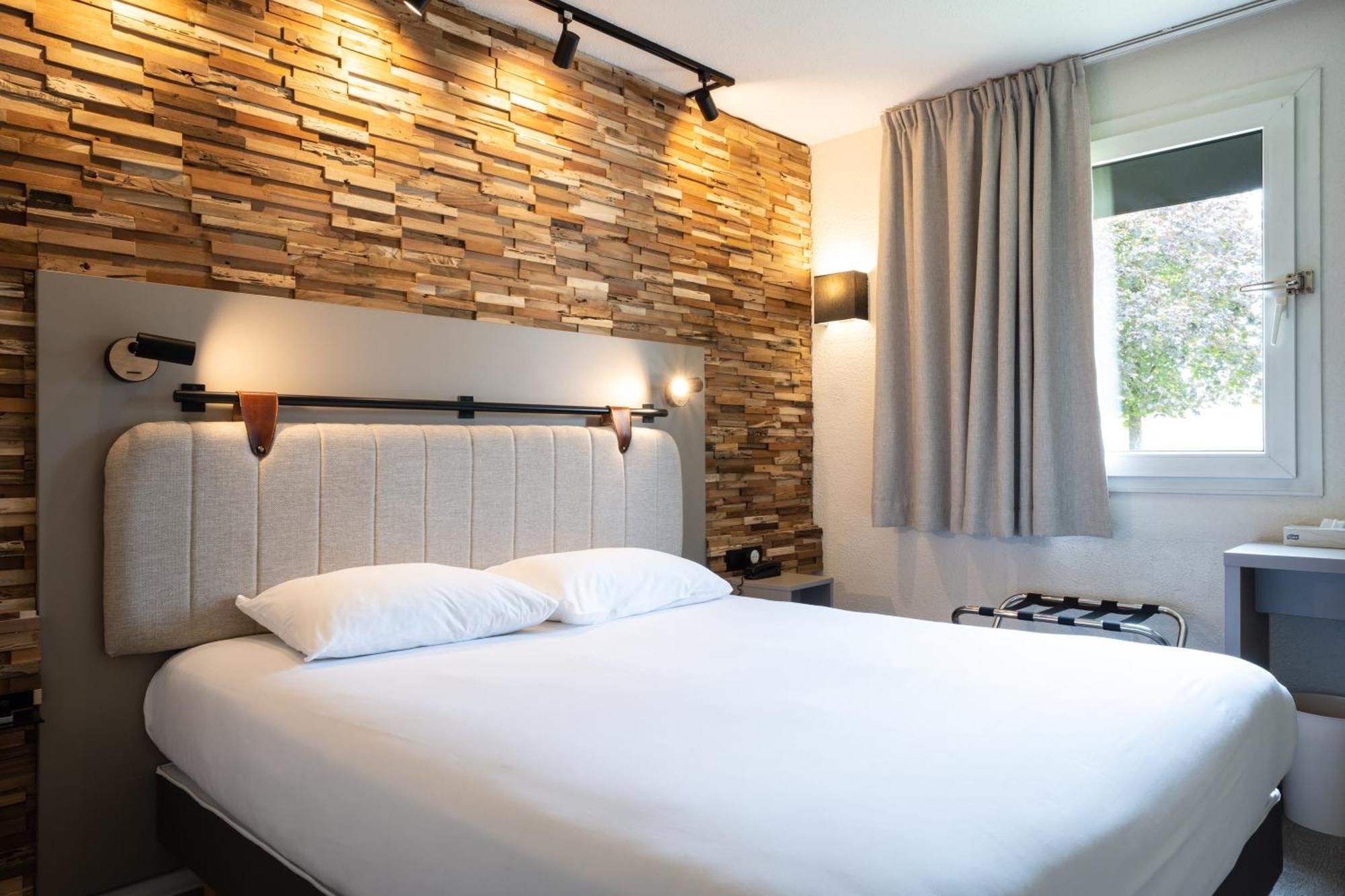 Standard Double Room Queen Bed