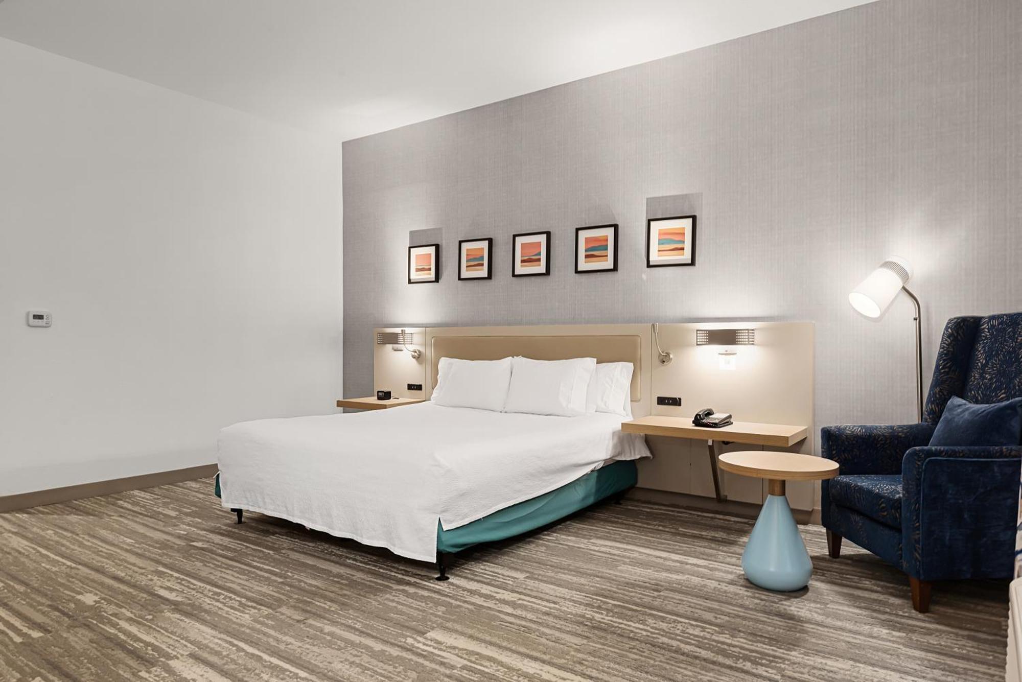 King Room Tub Mobility Hearing Access