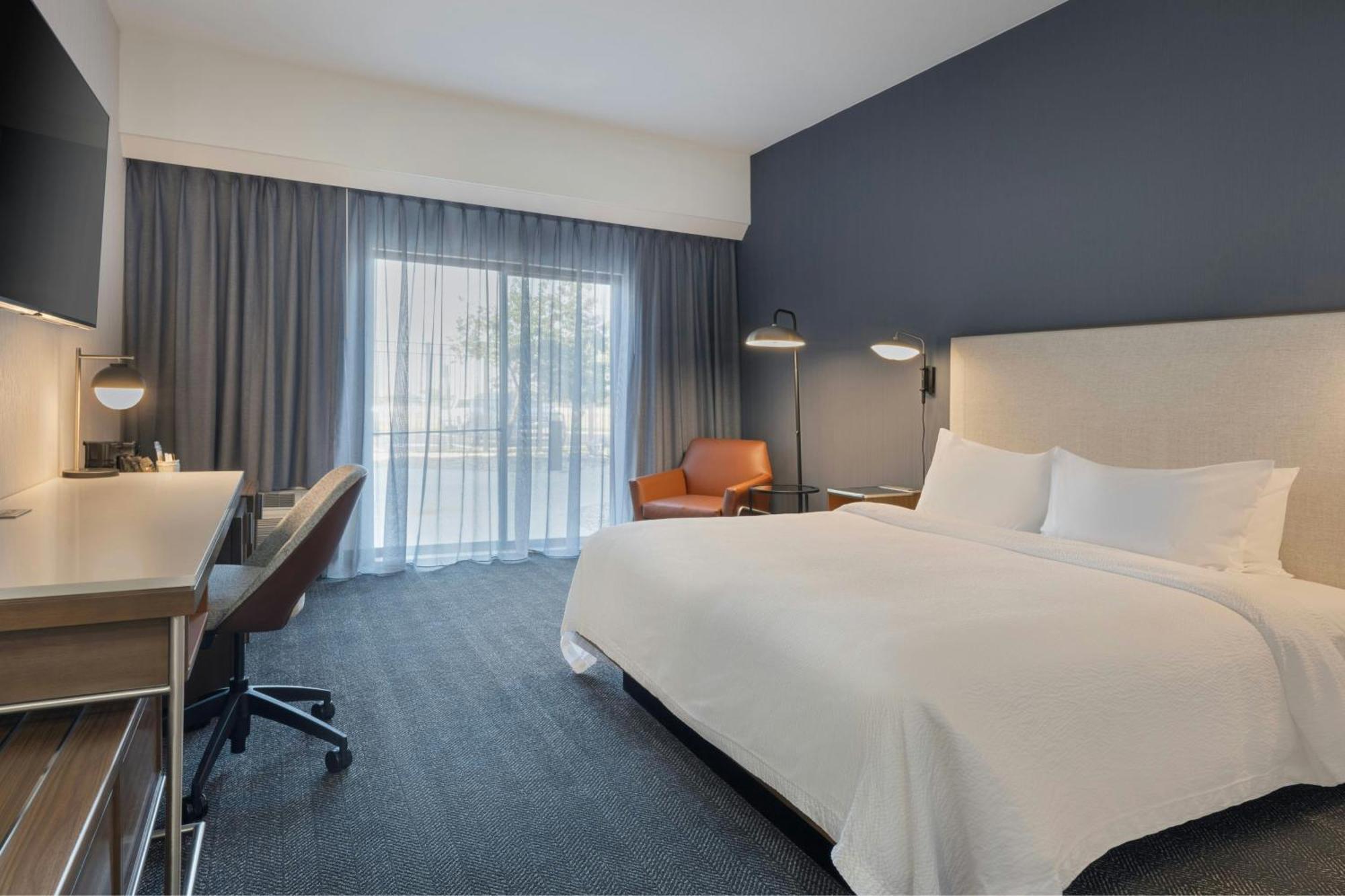 King Room Bathtub Mobility Access or Hearing Accessible