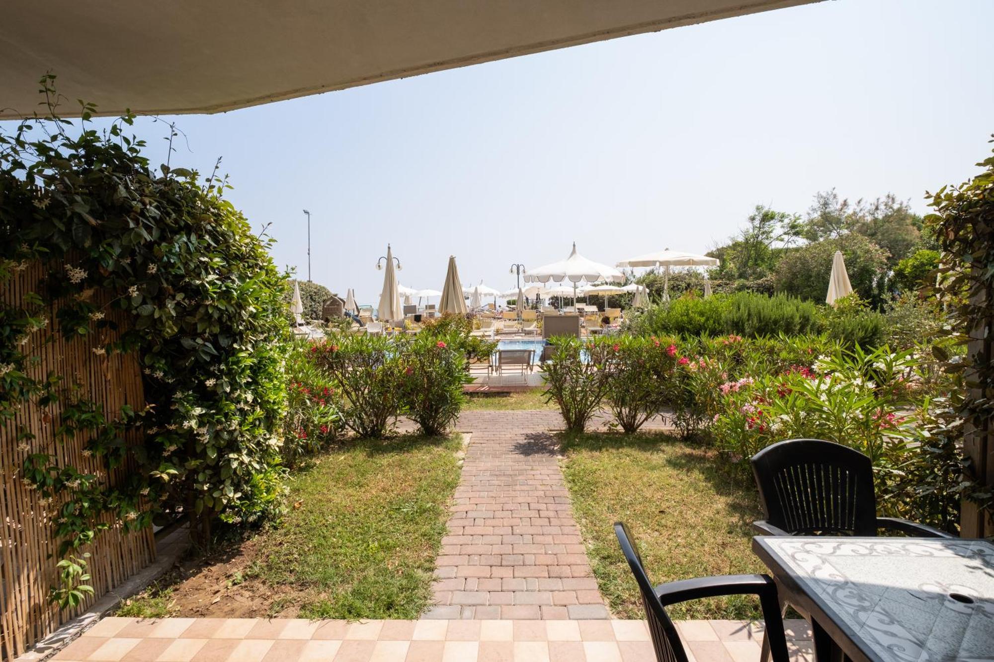 Two-Room Family Apartment Private Garden facing the Pool – Ground Floor