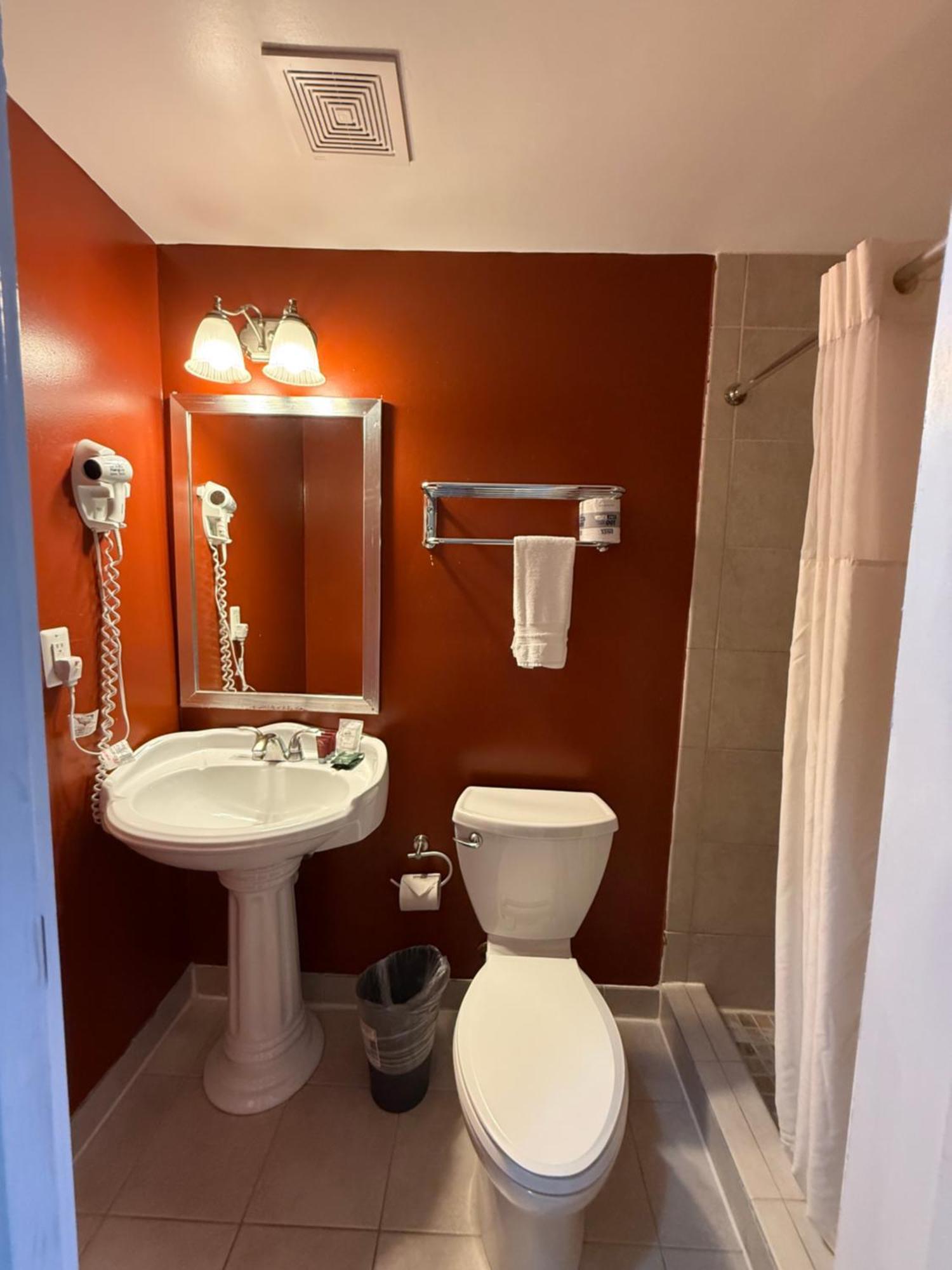Queen Room,1722933709:JPEG