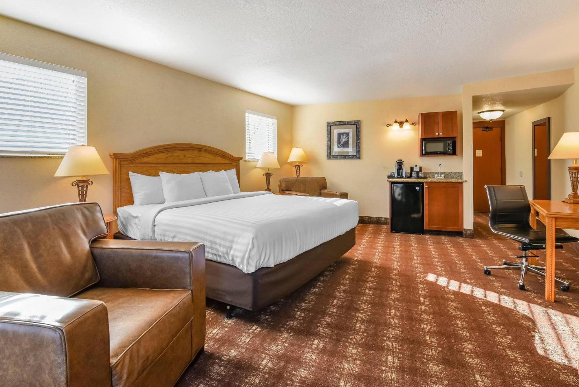King Suite Spa Bath Non-Smoking or No Pets