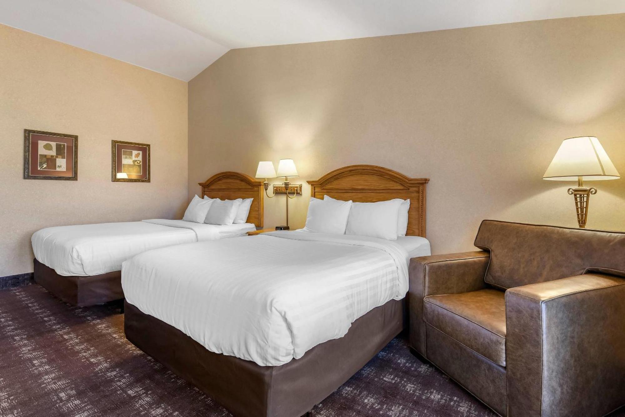 Quadruple Room Two Queen Beds Non Smoking or Pet Friendly