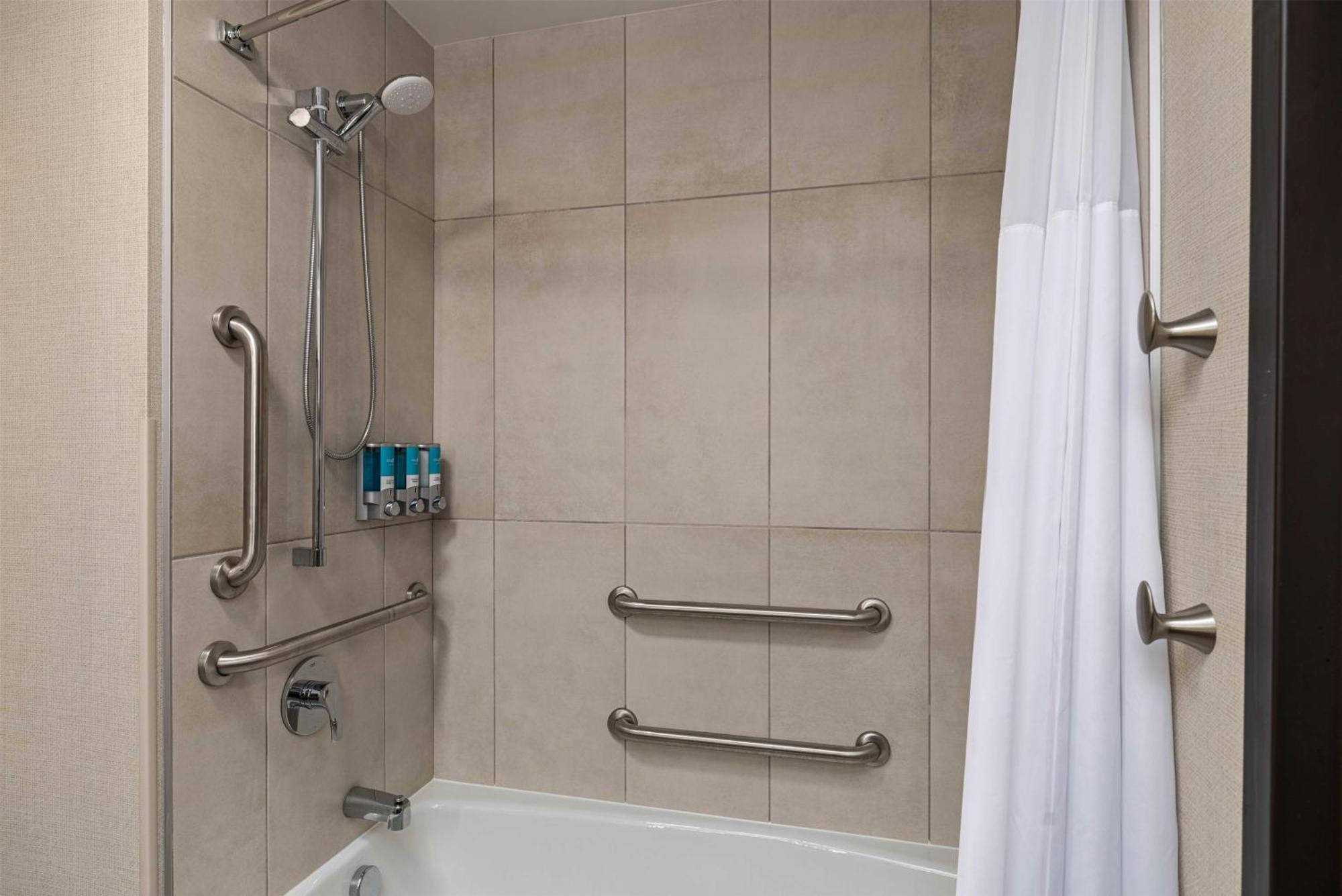 Deluxe King Room Accessible Tub,1722957081:JPEG