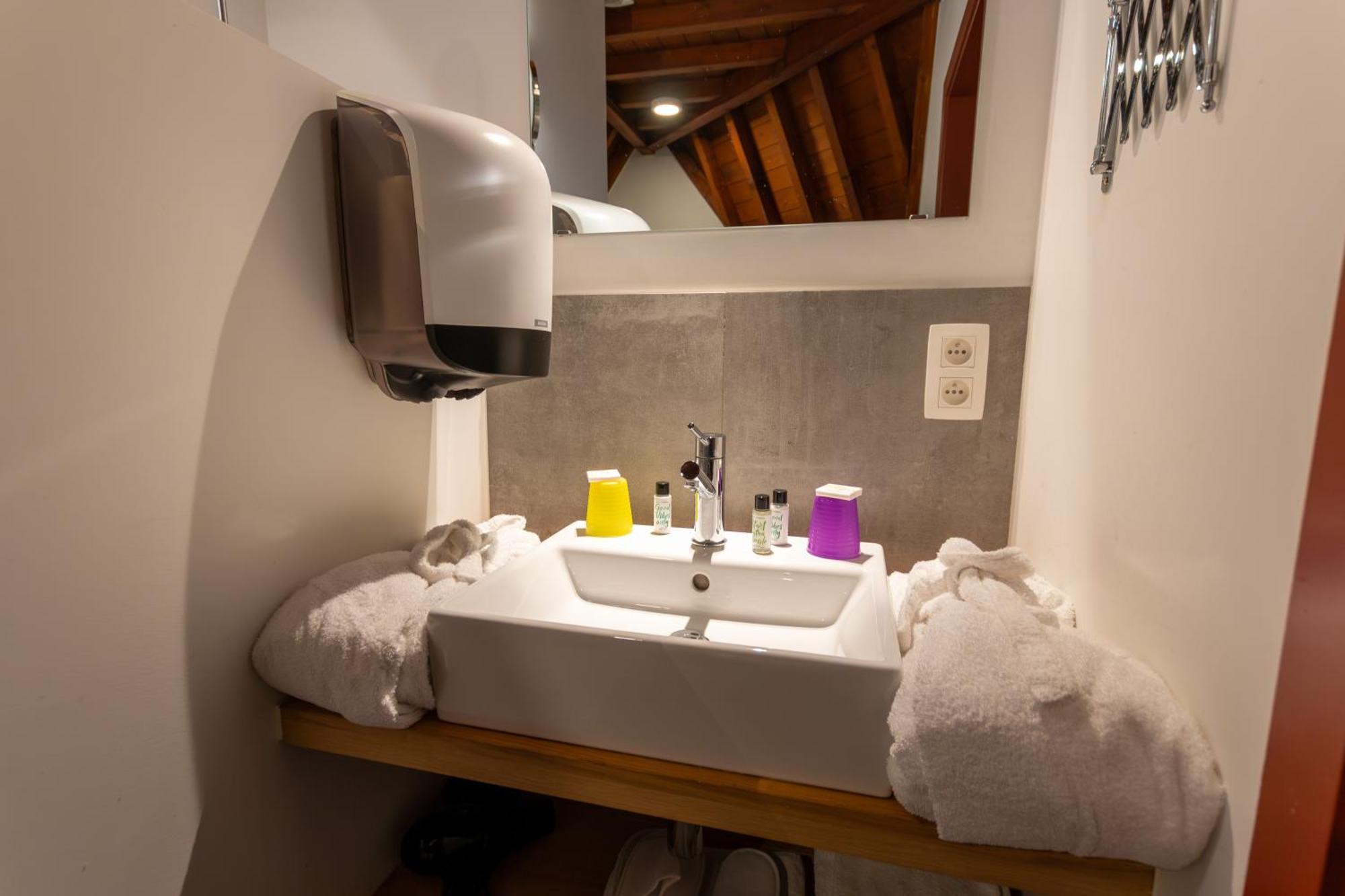 Deluxe Suite double bed or 2 single beds