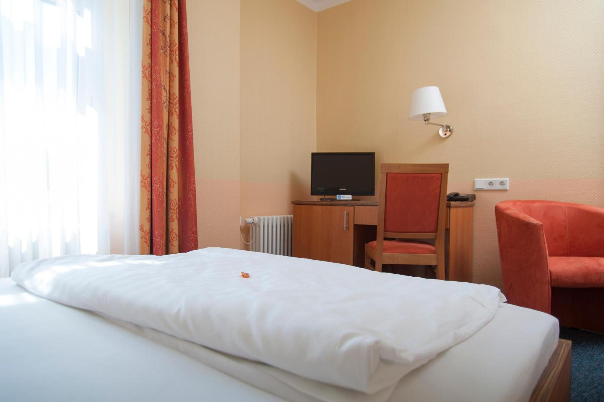 Single Room,699706510:JPEG