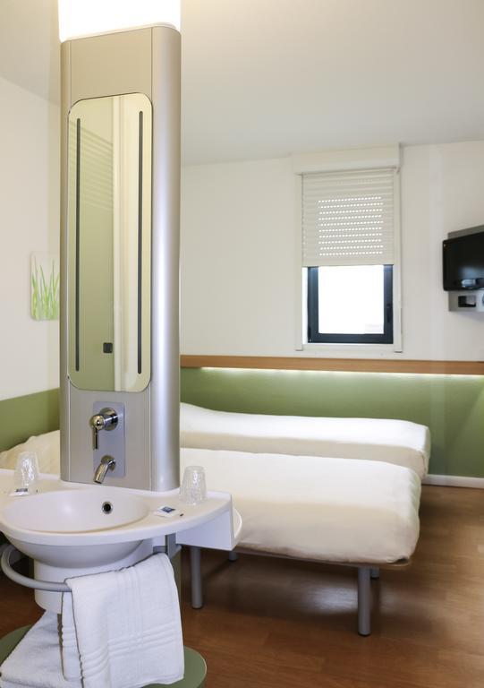 Twin Room,696426591:JPEG