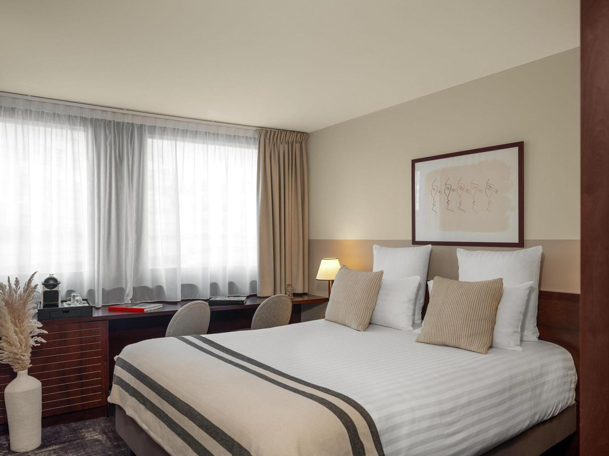 Family Room One Double Bed Two Single Beds,1729981551:JPEG
