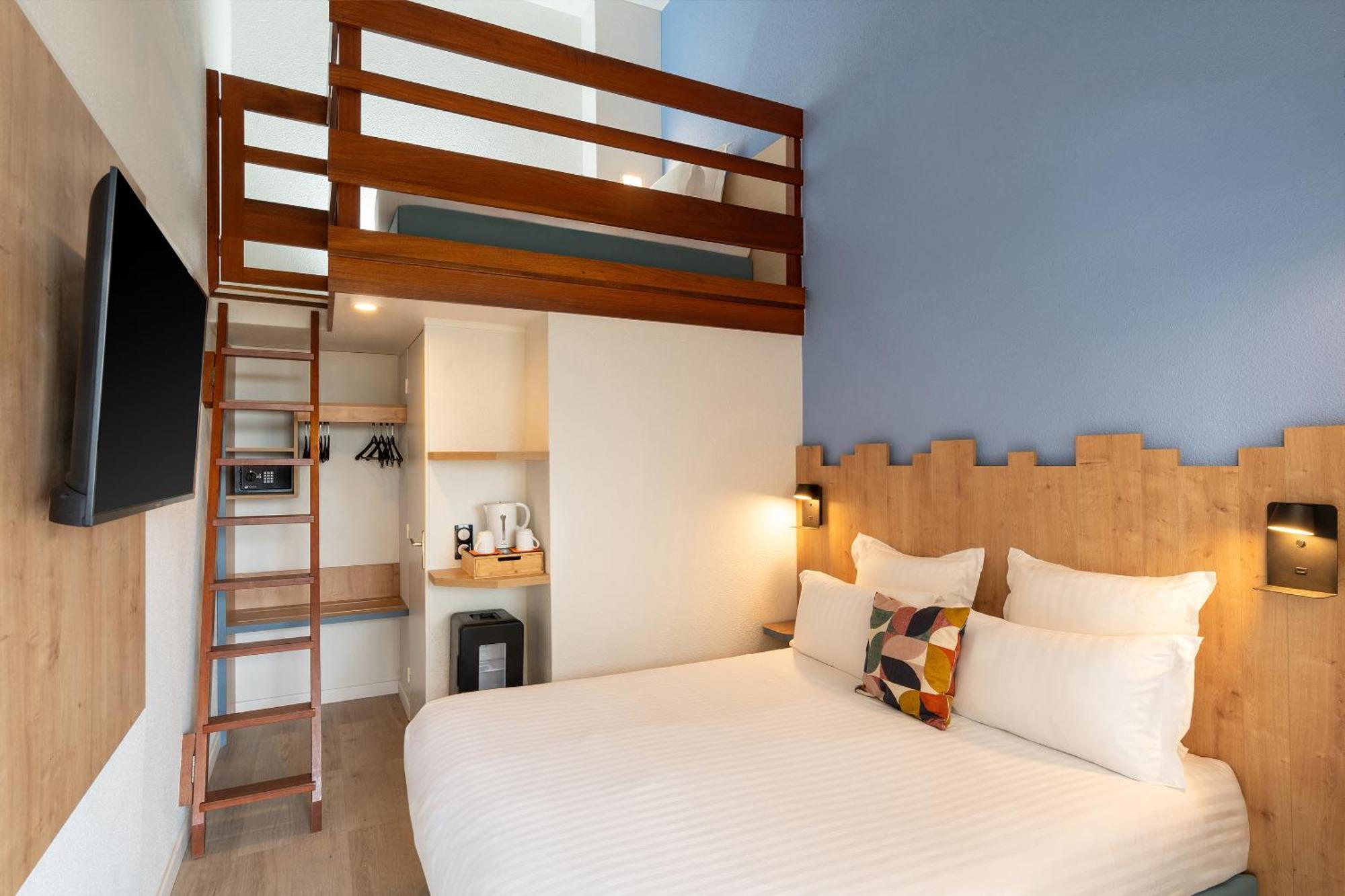 Standard Room One Queen One Single Bed Non-Smoking