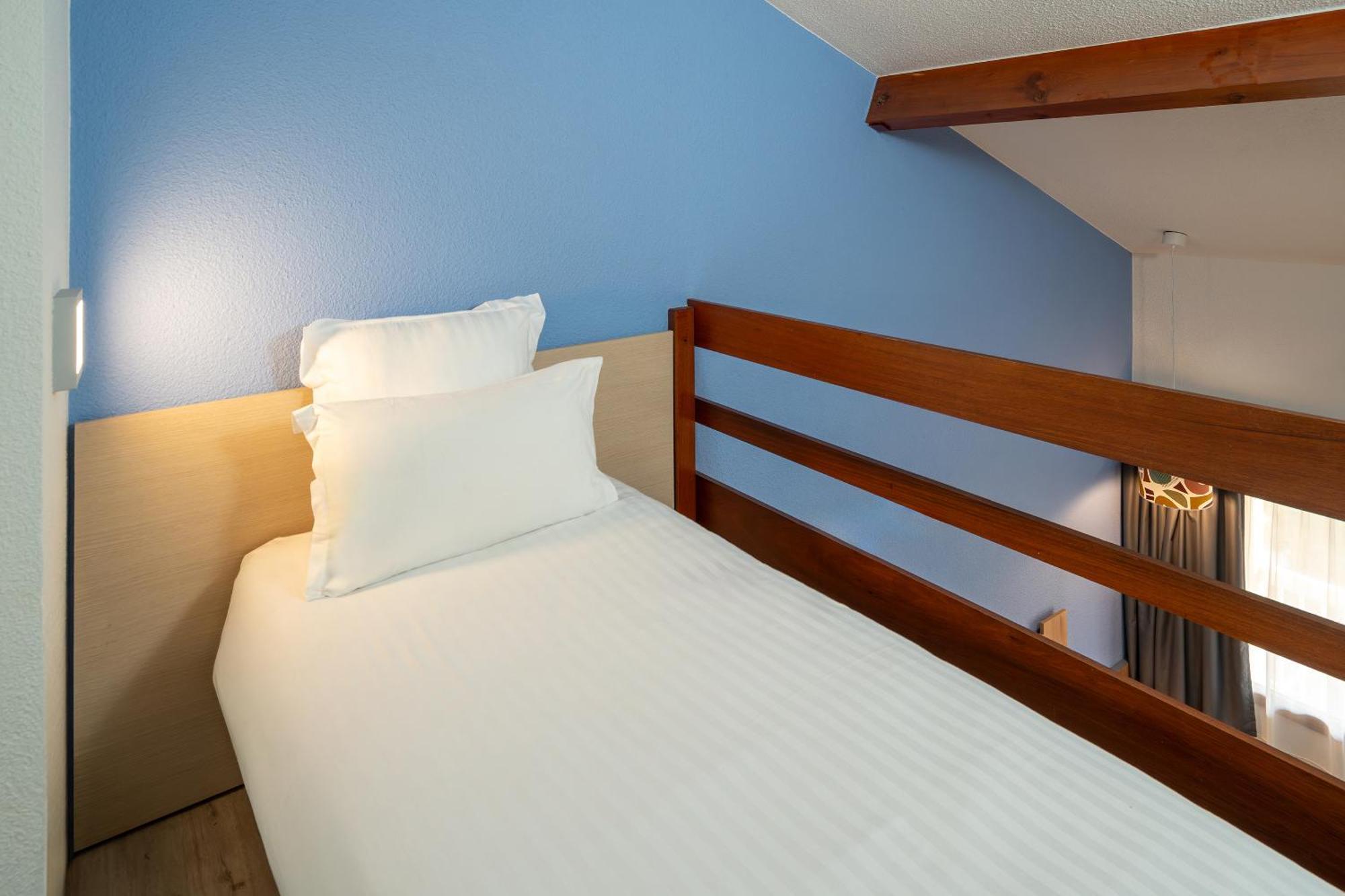 Standard Room One Queen One Single Bed Non-Smoking