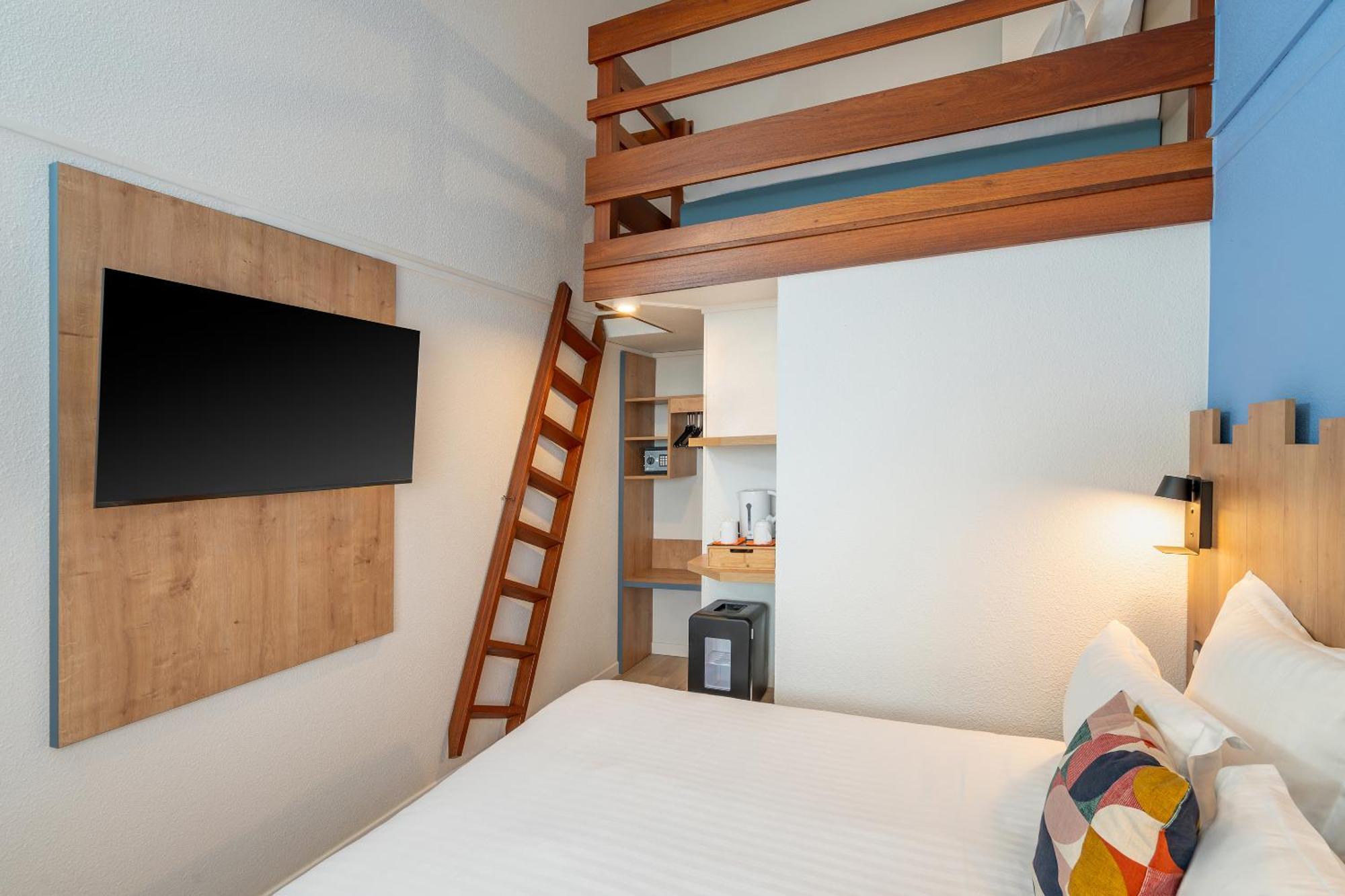 Standard Room One Queen One Single Bed Non-Smoking
