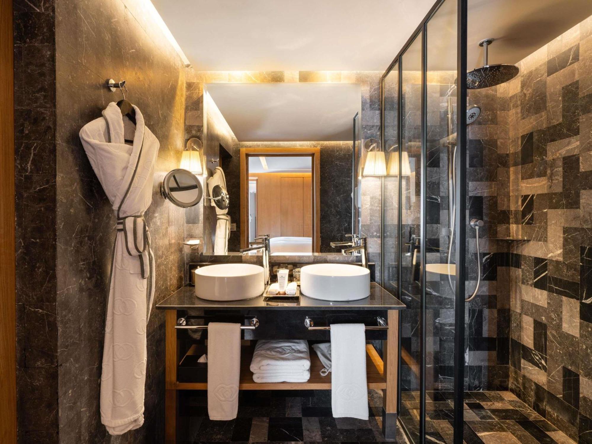 Contemporary Junior King Suite Balcony
