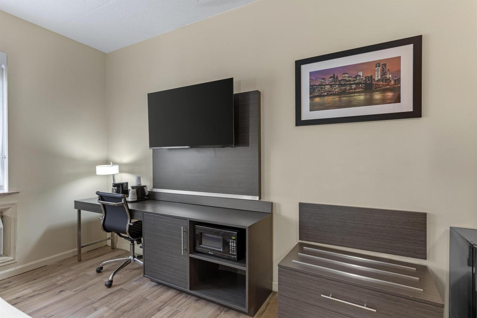 King Room with Roll-In Shower - Disability Access,1729997885:JPEG