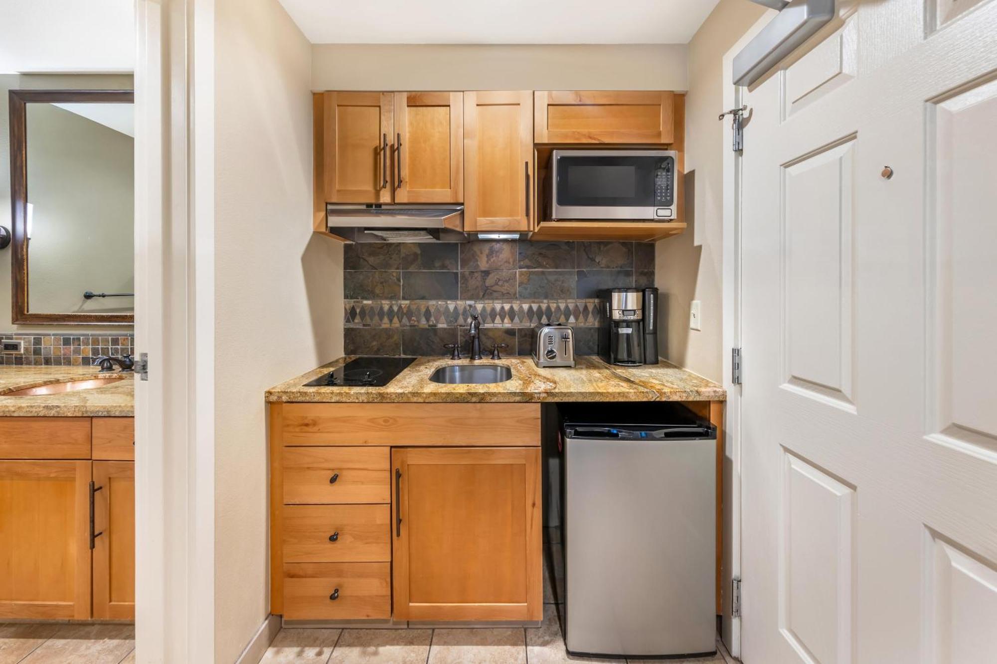 Queen Studio Kitchenette