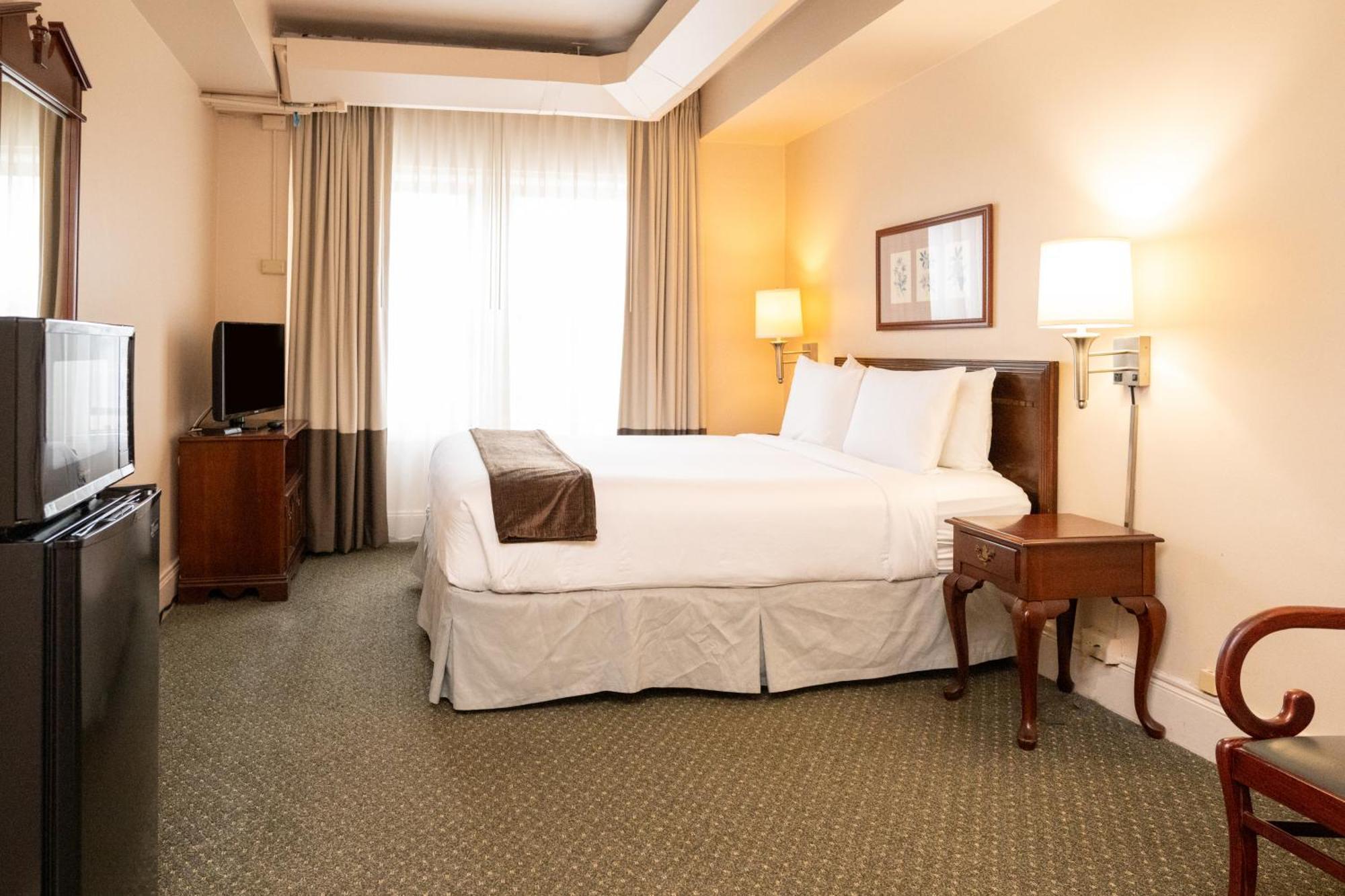 Deluxe Queen Room