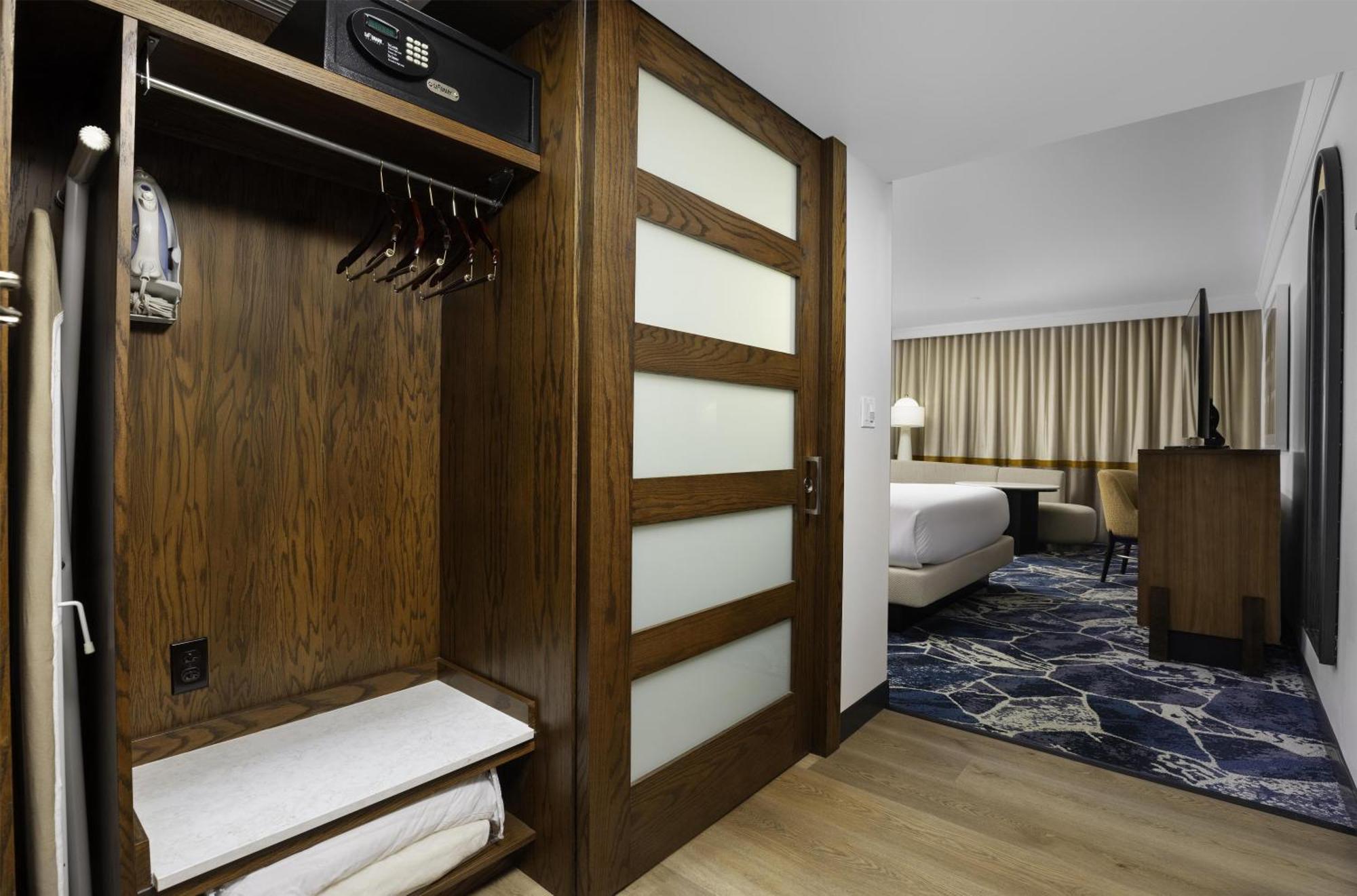 King Room Bath Tub Mobility Access