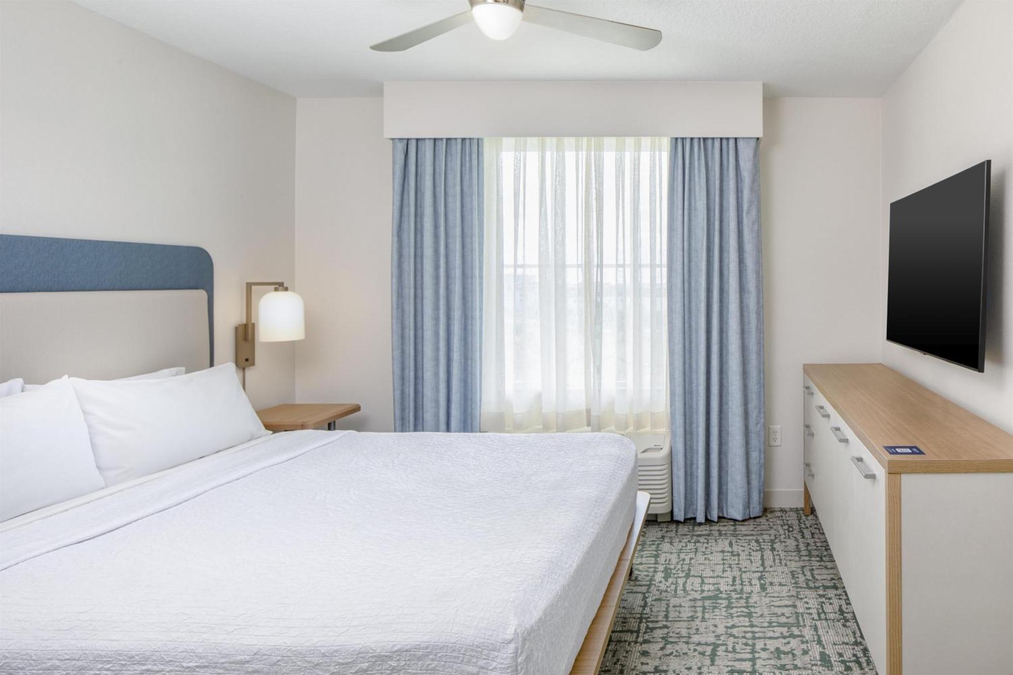 Two Bedroom Suite One King Two Queen Beds Non-Smoking,1730019232:JPEG
