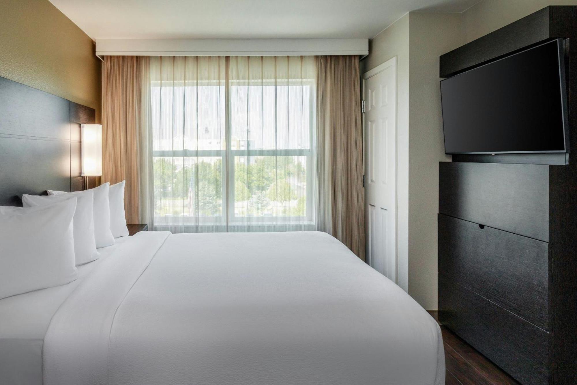 One-Bedroom Queen Suite