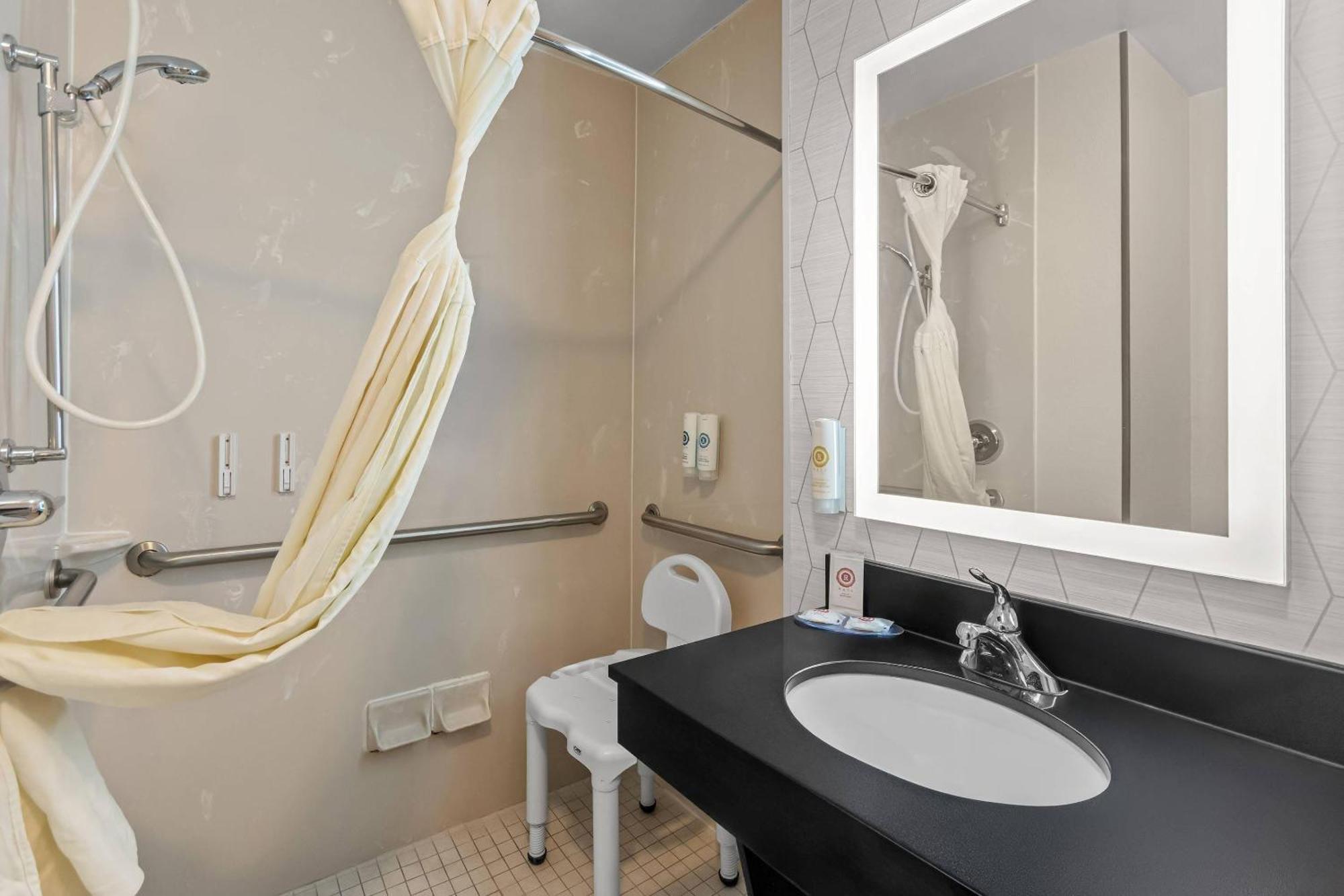 King Room Roll Shower Disability Access or Non Smoking
