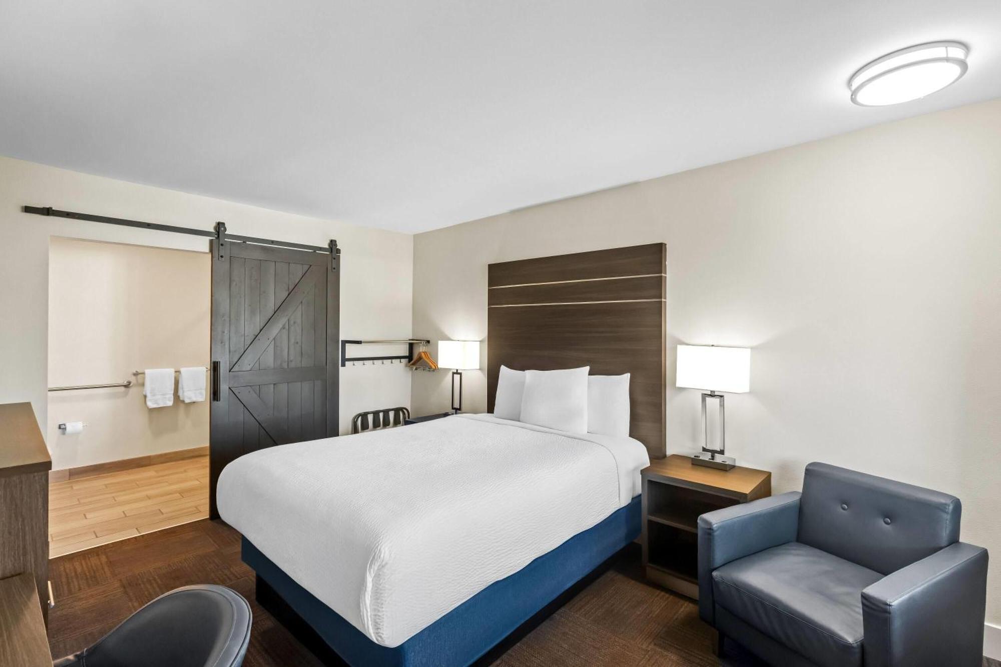 Queen Room with Roll-In Shower - Mobility/Hearing Accessible - Non-Smoking