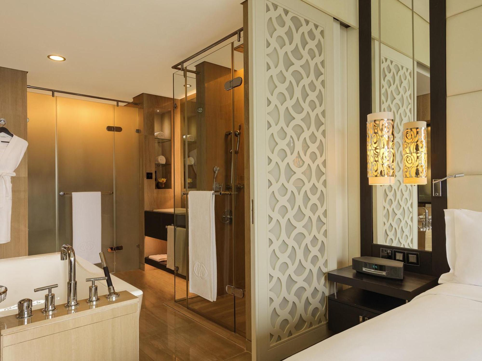 Superior King Room City View