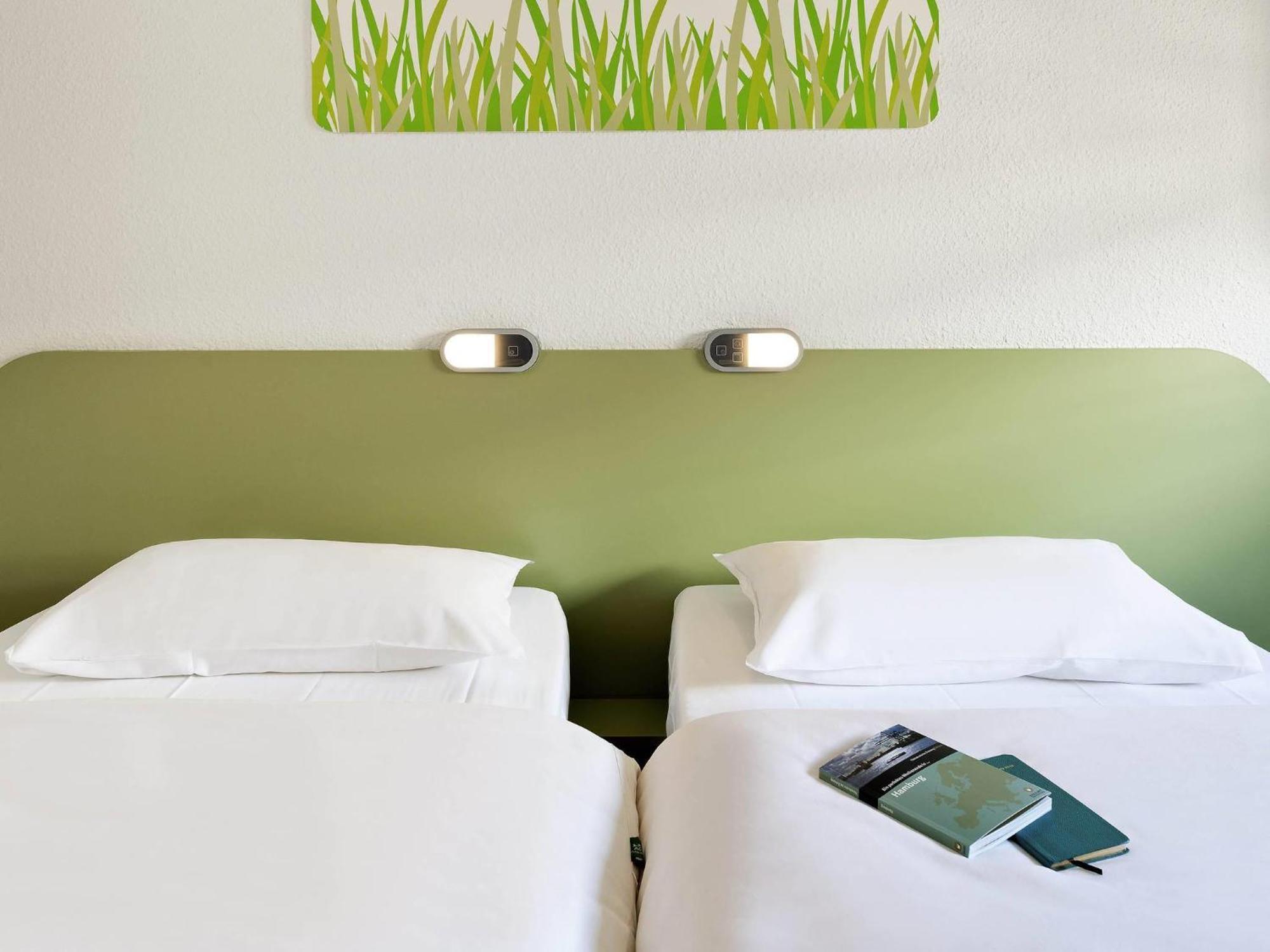 Twin Room,1770925526:JPEG