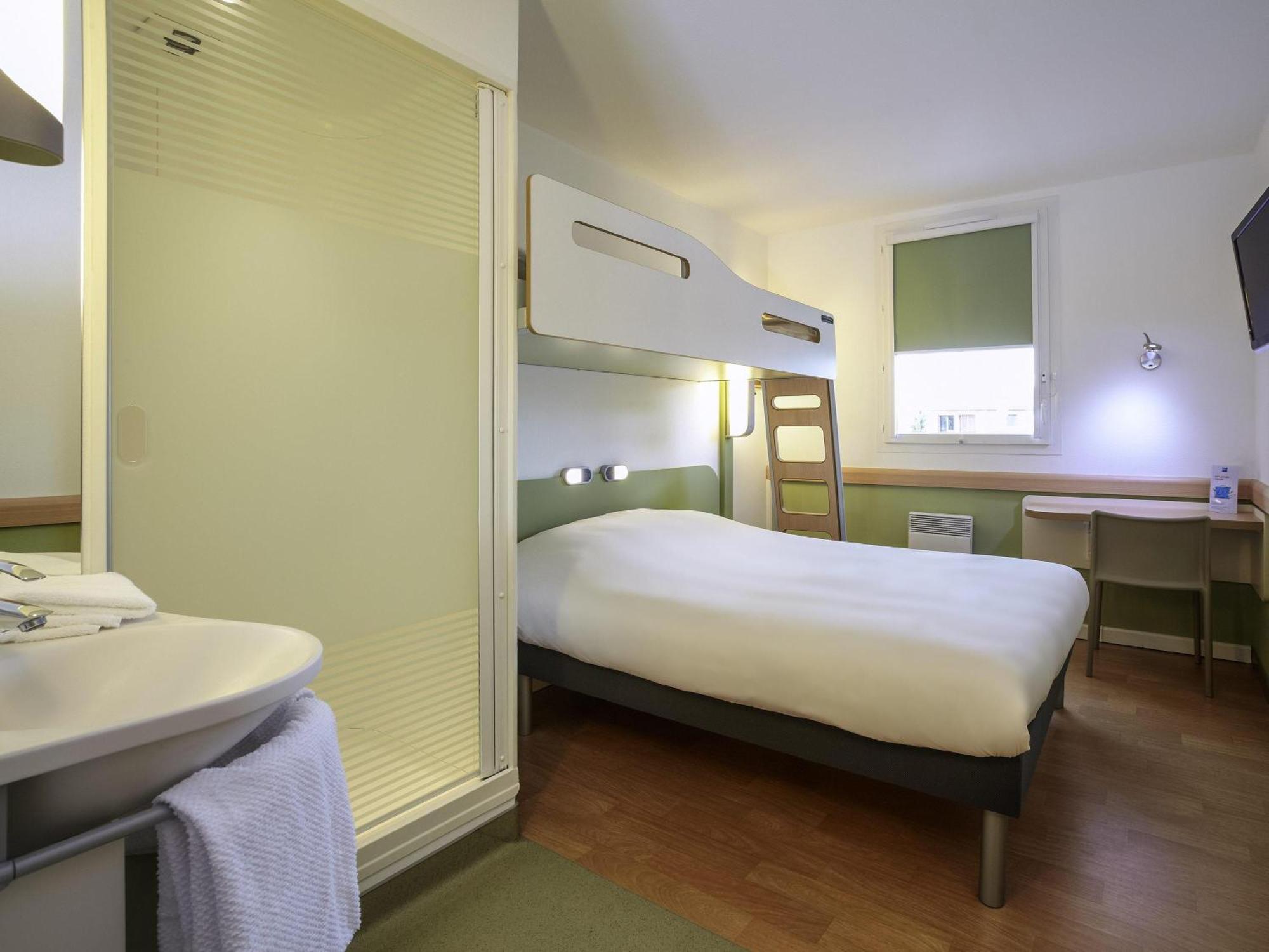Triple Room Two Single Beds One Bunk Bed,1765355933:JPEG