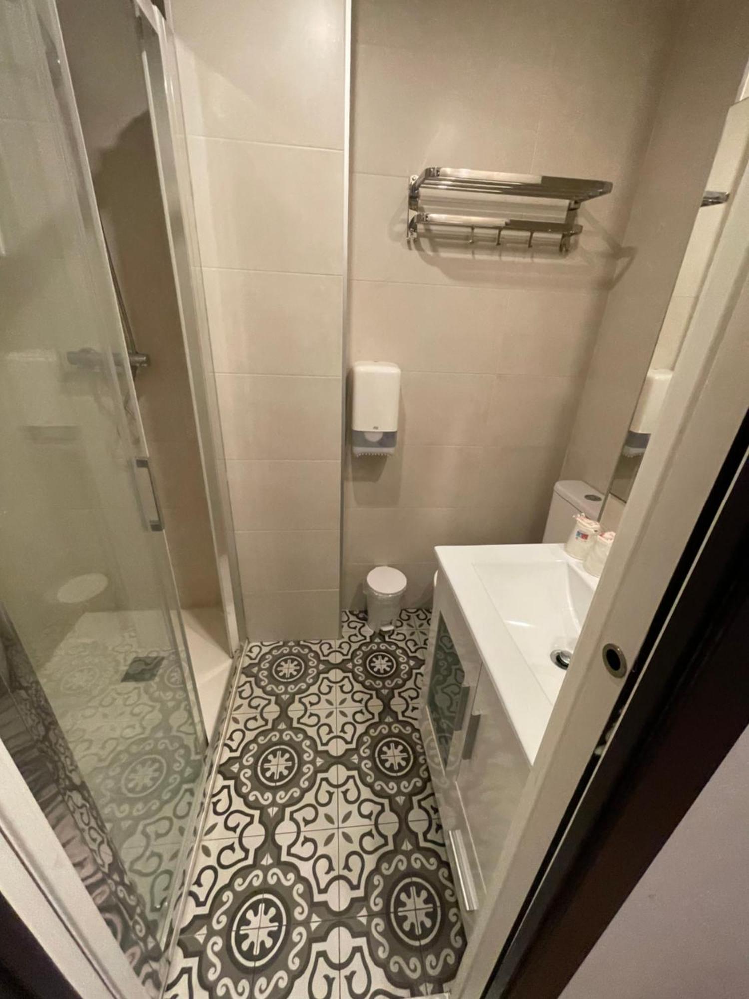 Triple Room Bathroom,1731419712:JPEG